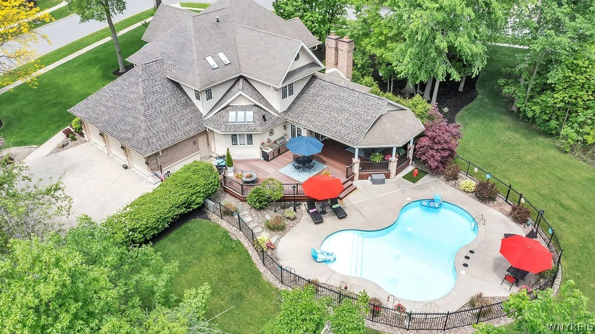 Property at 330 Deerwood Lane, Grand Island, NY 14072 2