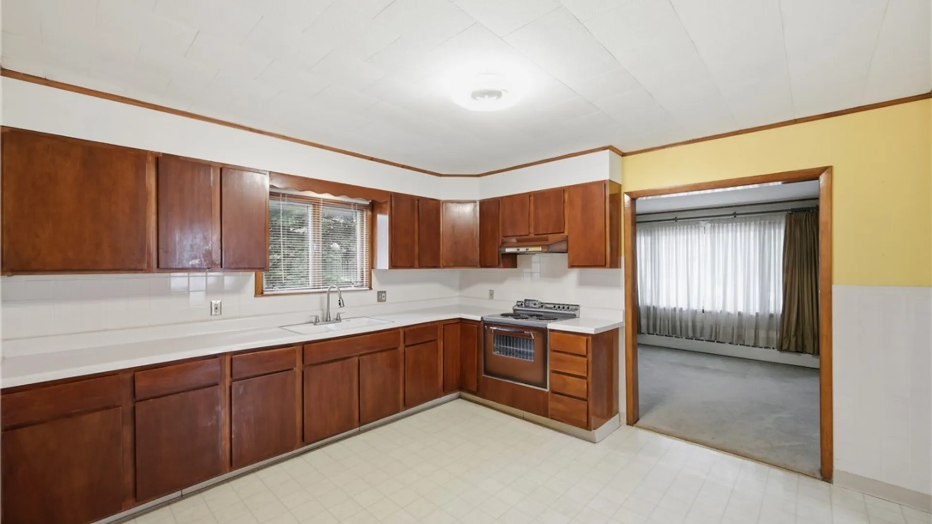 Property at 19 Reo Avenue, Cheektowaga, NY 14211 4