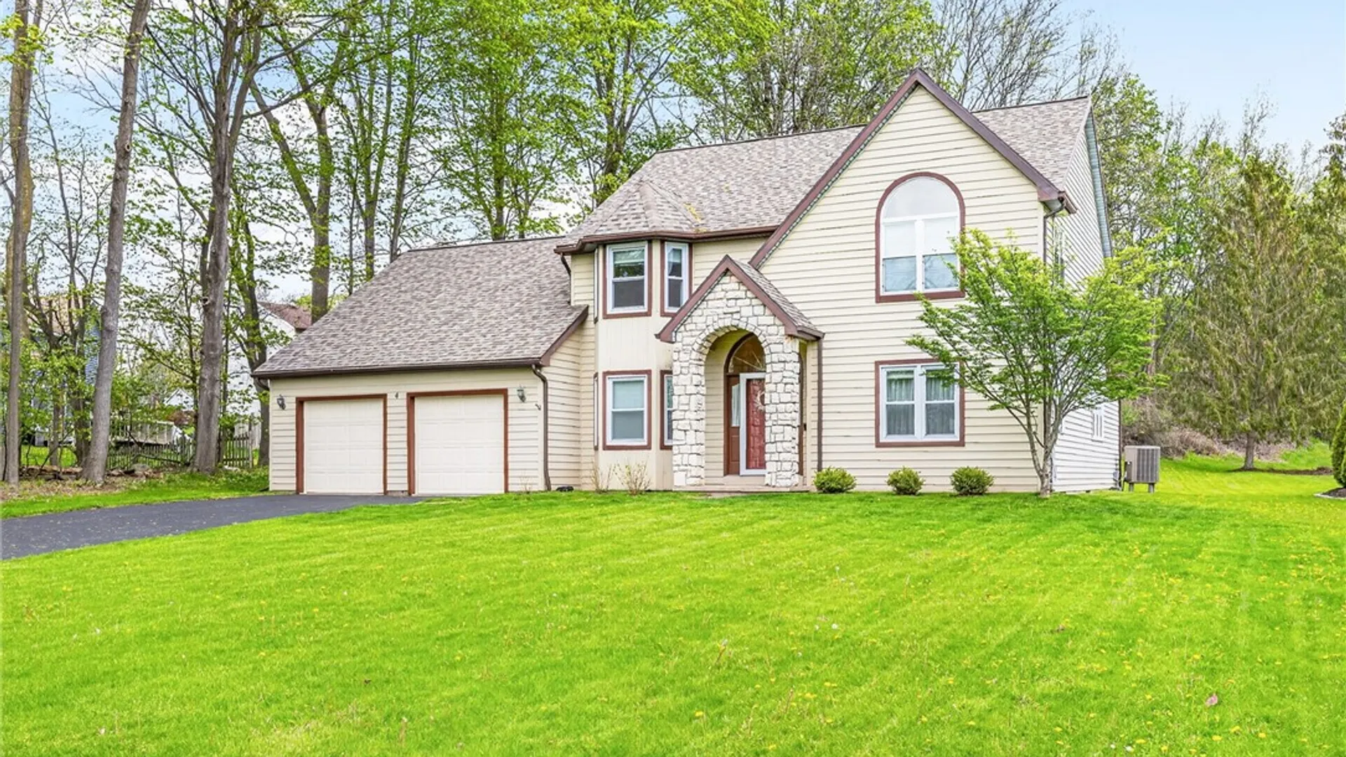 Property at 4 Kerry Hill, Perinton, NY 14450 3