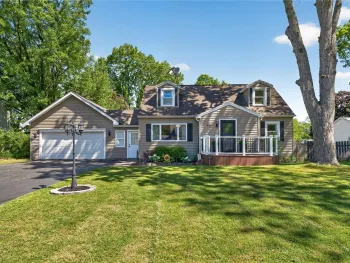 Property at 218 Oakwood Ln, Webster, NY 14580