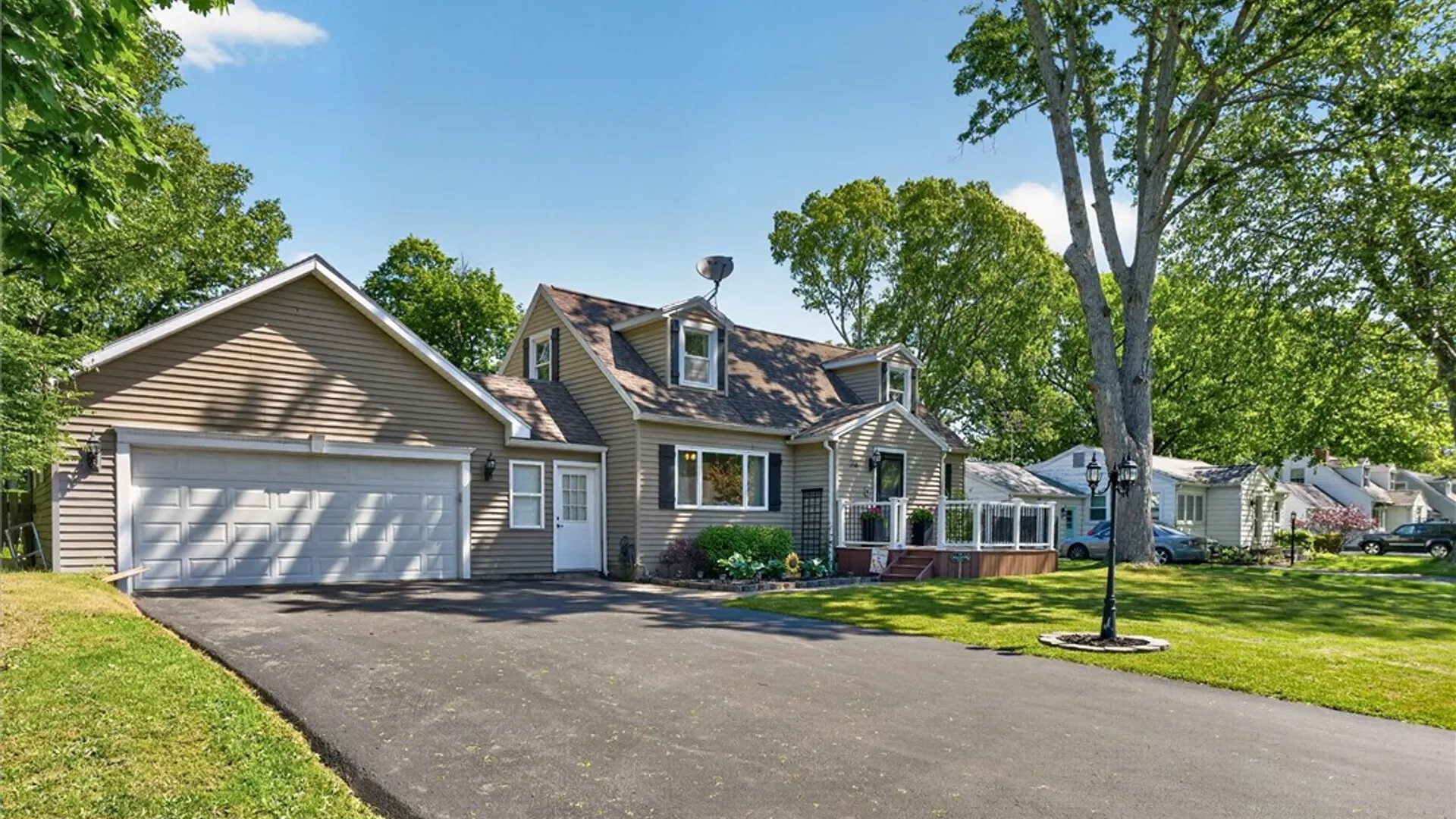 Property at 218 Oakwood Ln, Webster, NY 14580 2