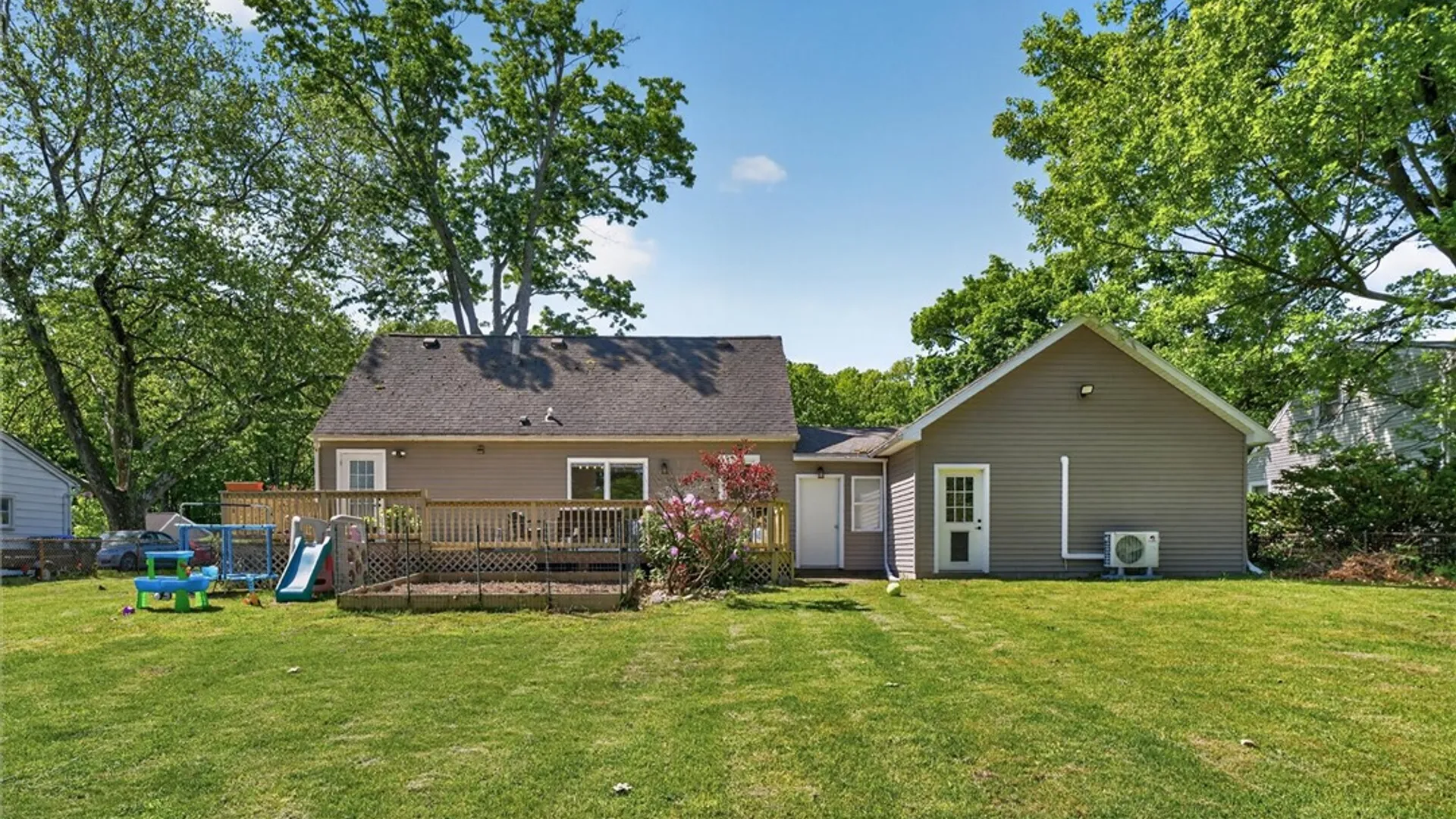 Property at 218 Oakwood Ln, Webster, NY 14580 5