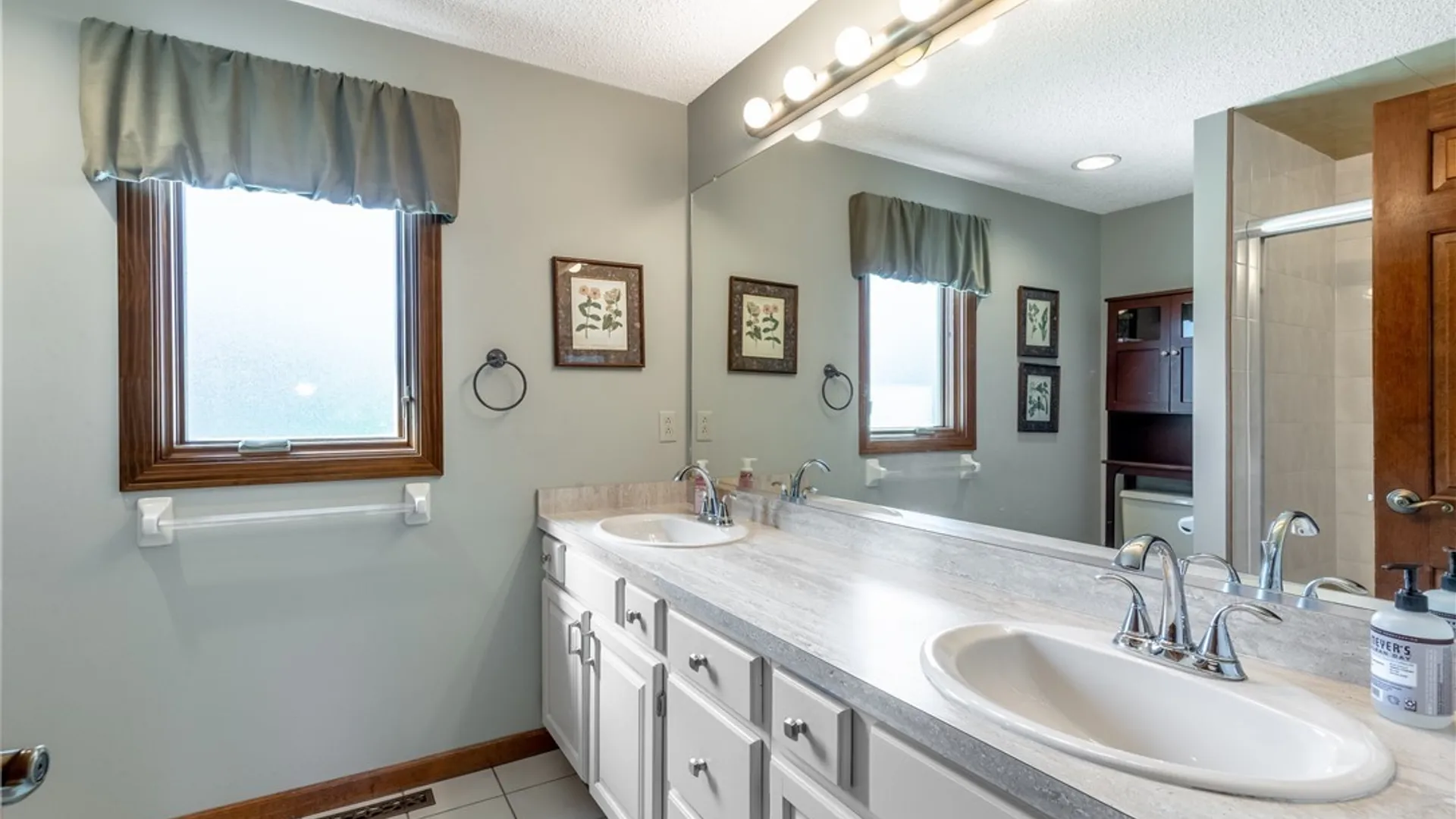 Property at 153 Londonderry Lane, Amherst, NY 14068 24