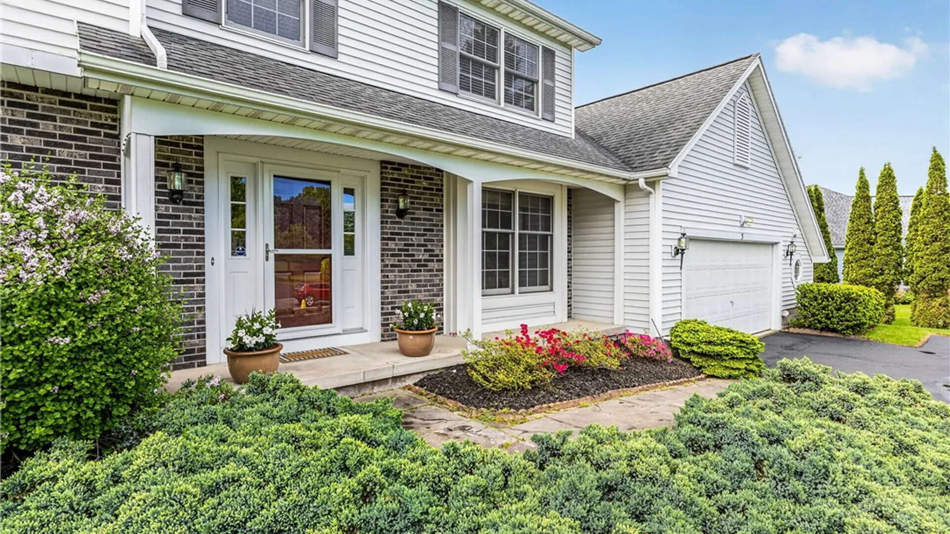 Property at 5 Fresh Meadow Run, Perinton, NY 14526 3