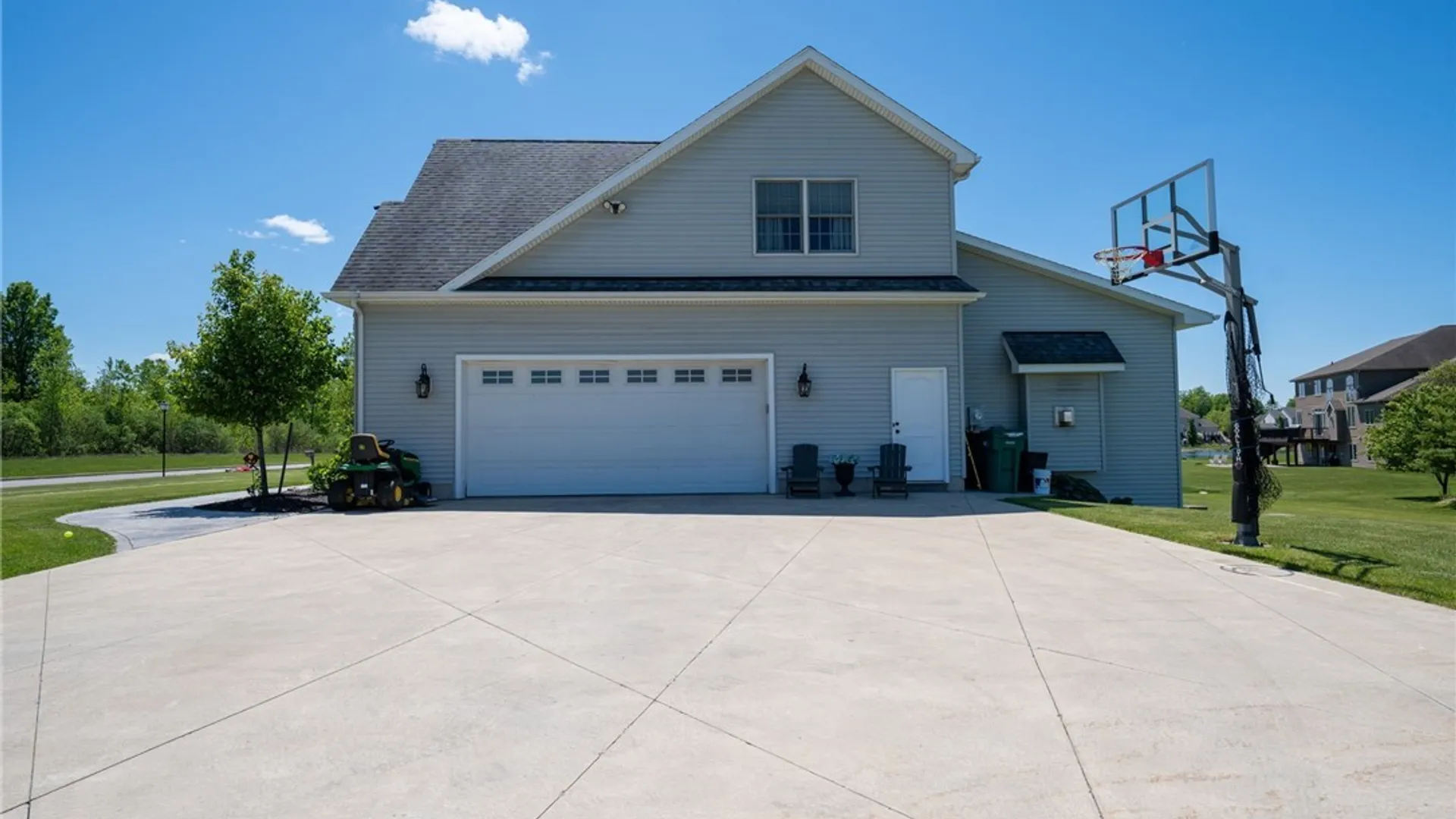Property at 5670 Meadowglen Drive, Clarence, NY 14032 3