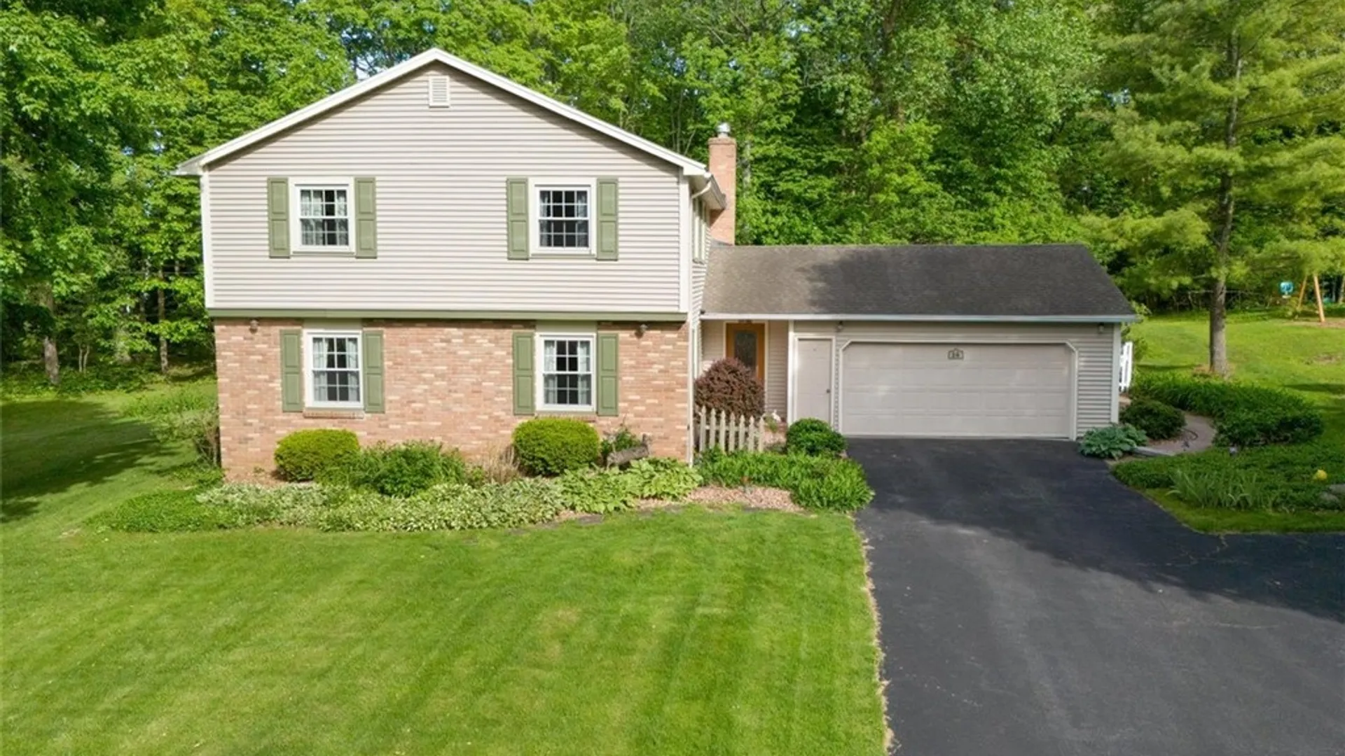 Property at 14 Burncoat, Pittsford, NY 14534 3