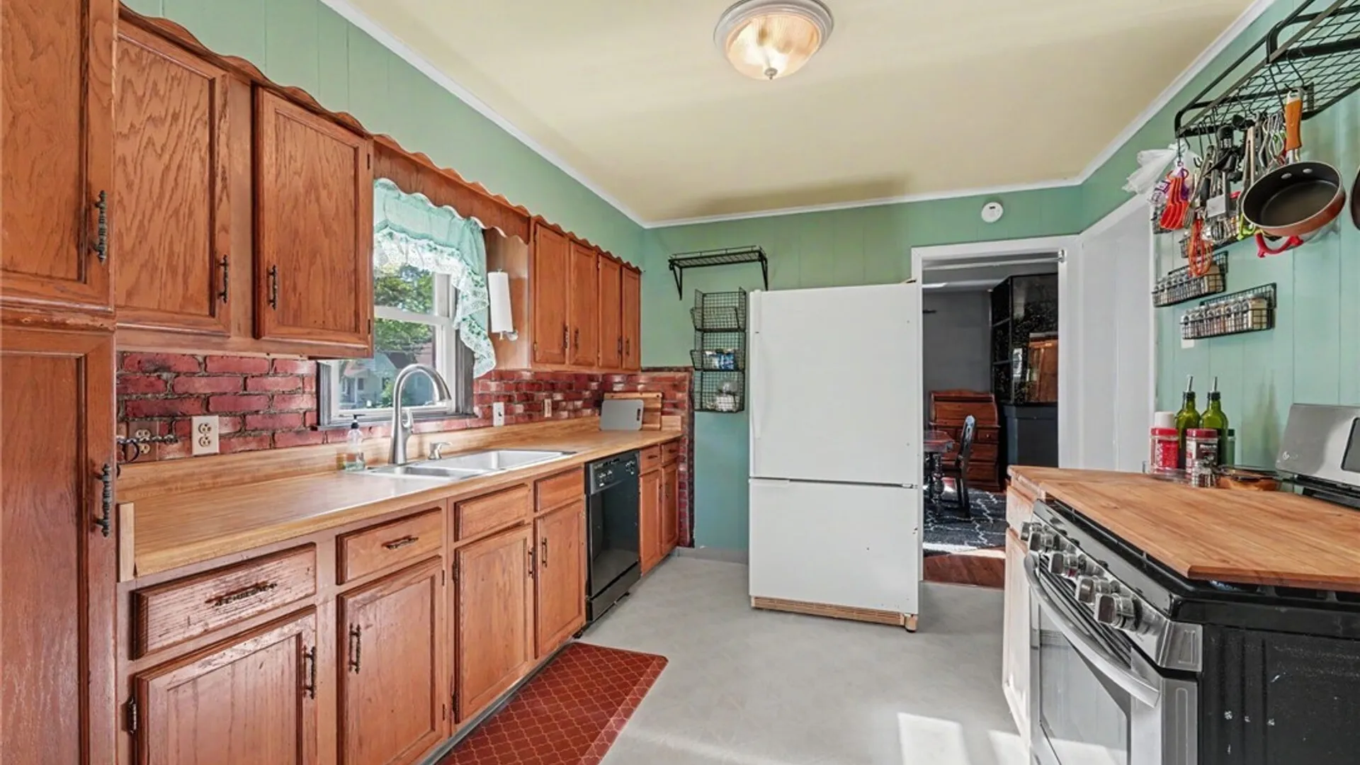 Property at 70 Orchard Avenue, Hamburg, NY 14219 13