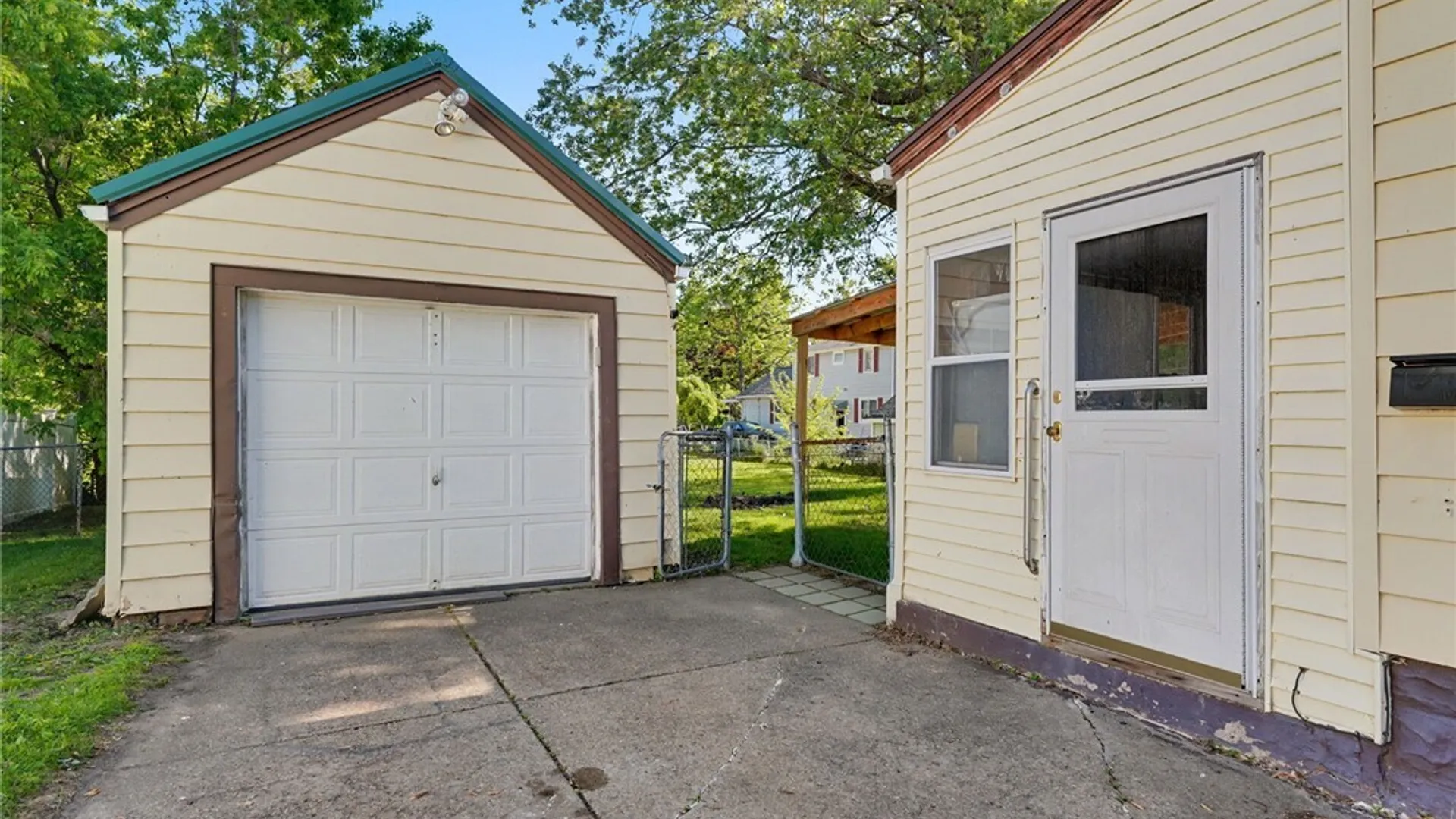Property at 70 Orchard Avenue, Hamburg, NY 14219 4
