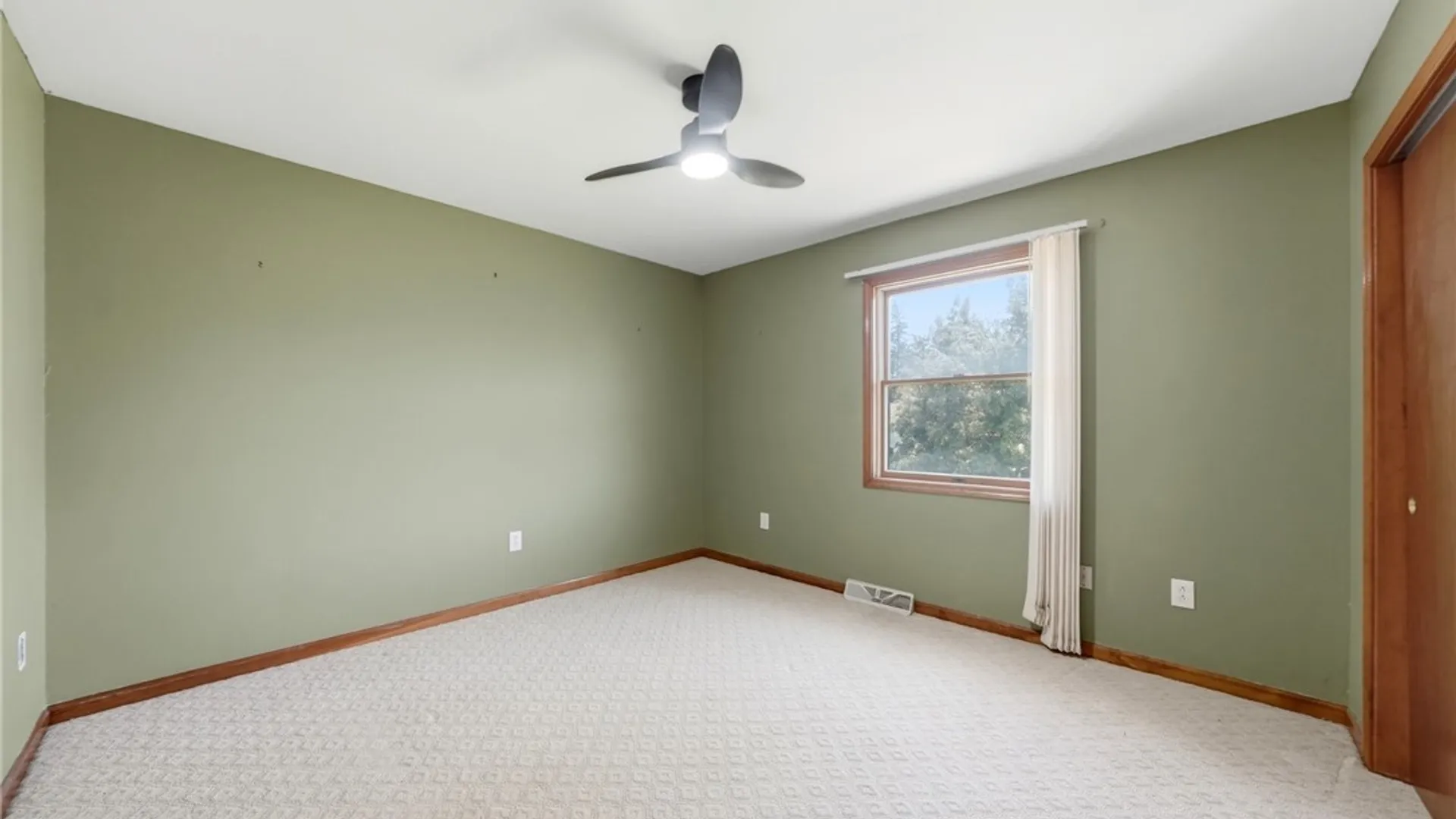 Property at 555 Lakeview Avenue, Orchard Park, NY 14127 12
