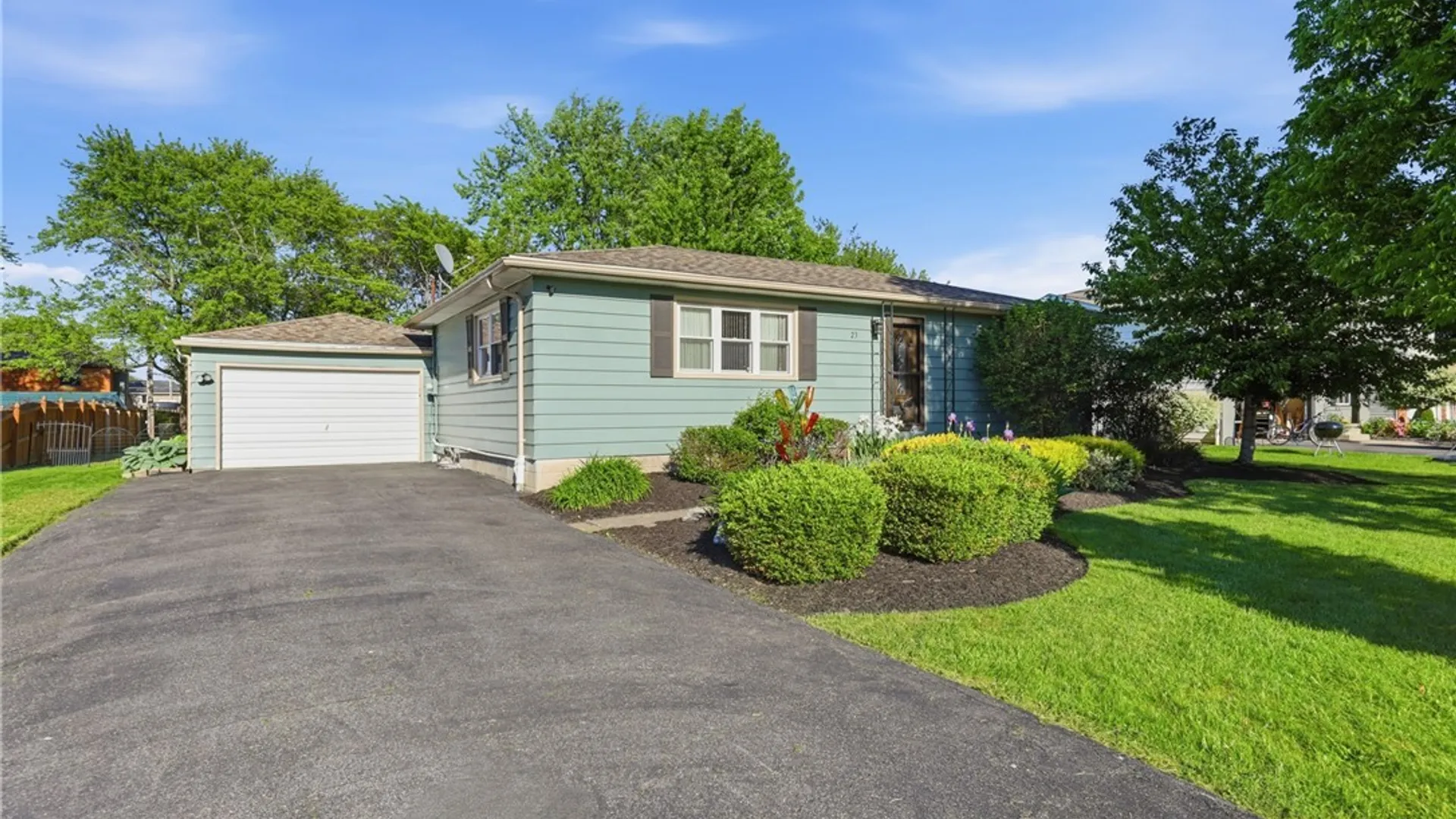 Property at 23 Beaver Lane, Grand Island, NY 14072 2