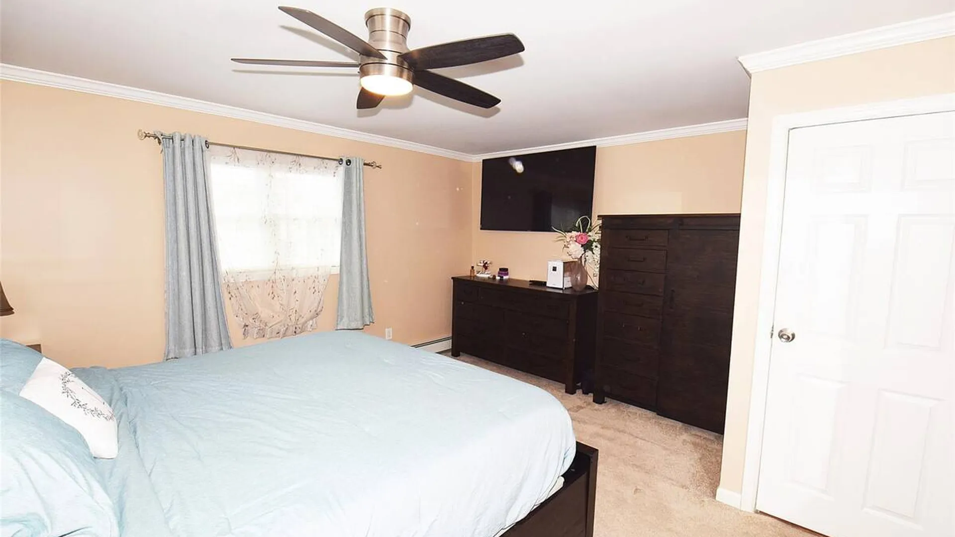 Property at 32 Lagoon Place, East Islip, NY 11730 22