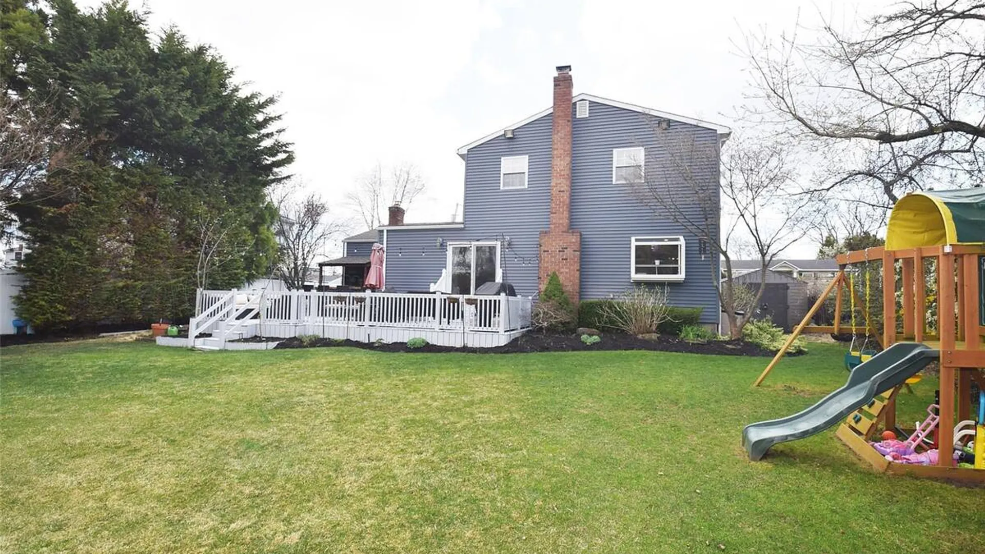 Property at 32 Lagoon Place, East Islip, NY 11730 28
