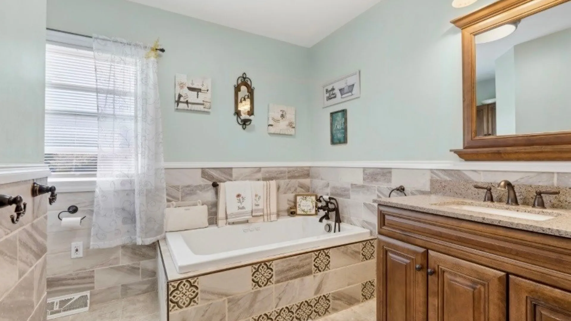 Property at 7 Foxwood Avenue, Volney, NY 13069 22