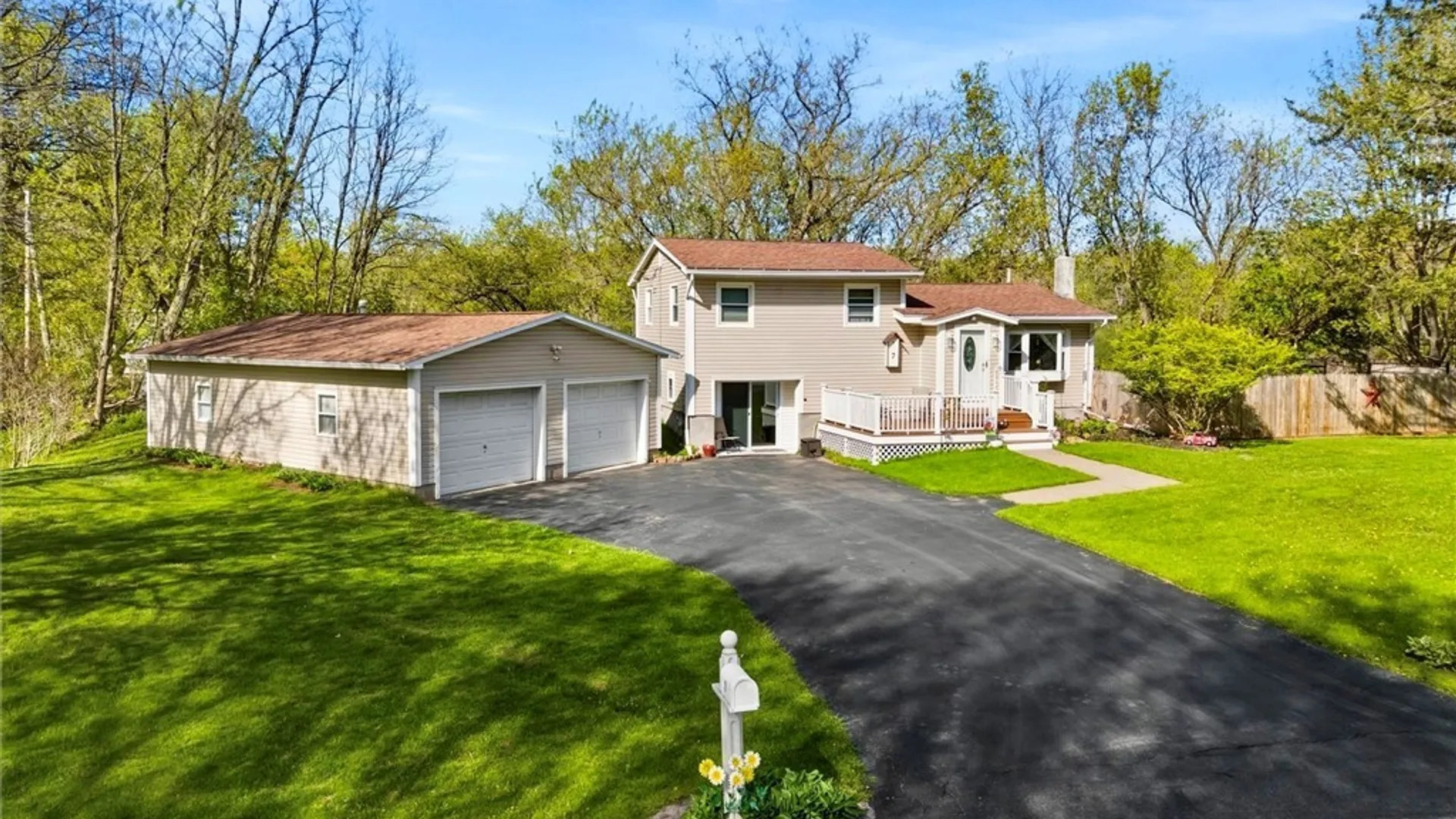 Property at 7 Foxwood Avenue, Volney, NY 13069 5
