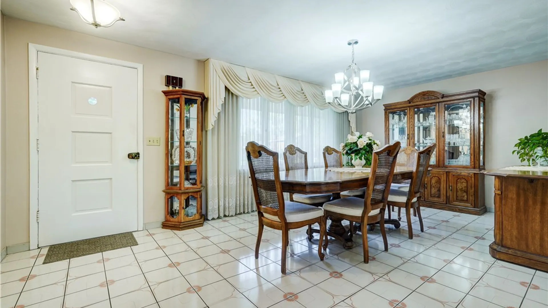 Property at 7 Flamingo Dr, Gates, NY 14624 3
