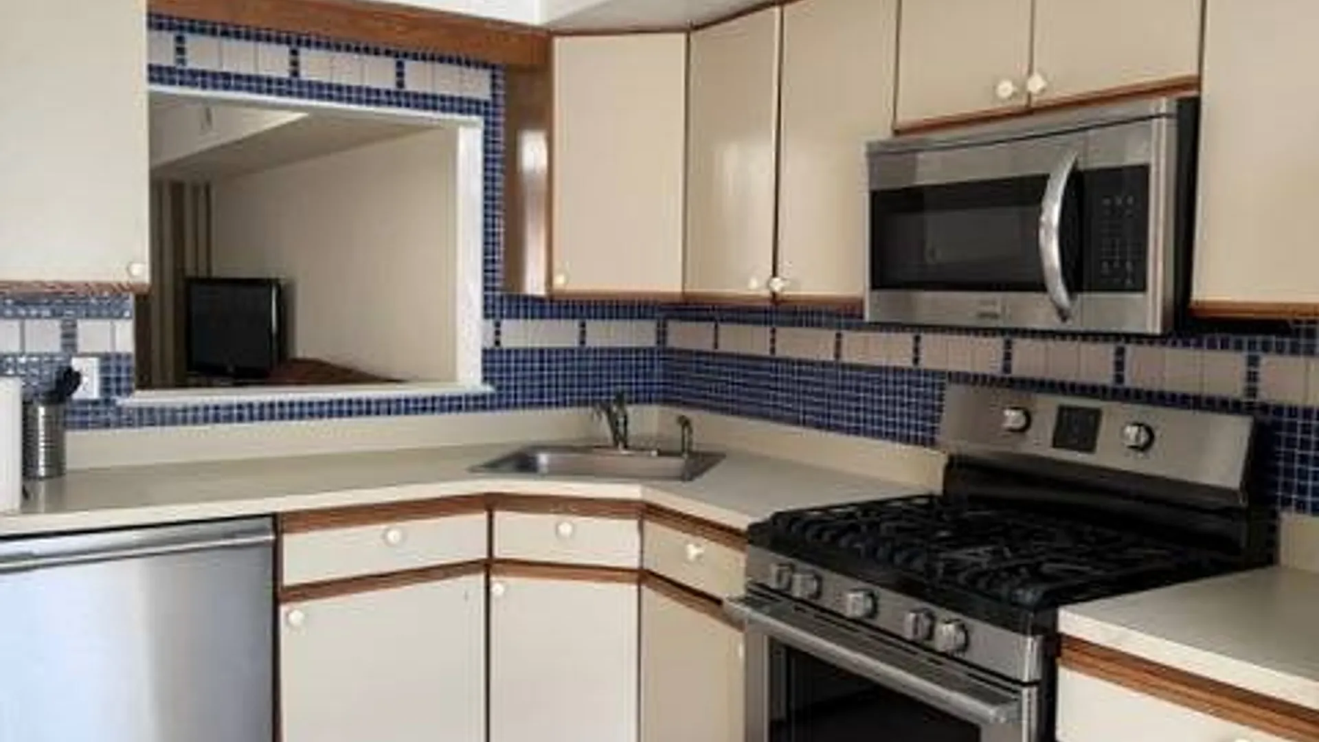 Property at 75 Benjamin Dr, Staten Island, NY 10303 2