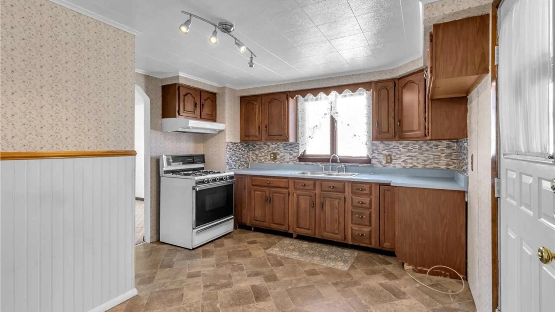 Property at 42 Daniel Avenue, Cheektowaga, NY 14225 21