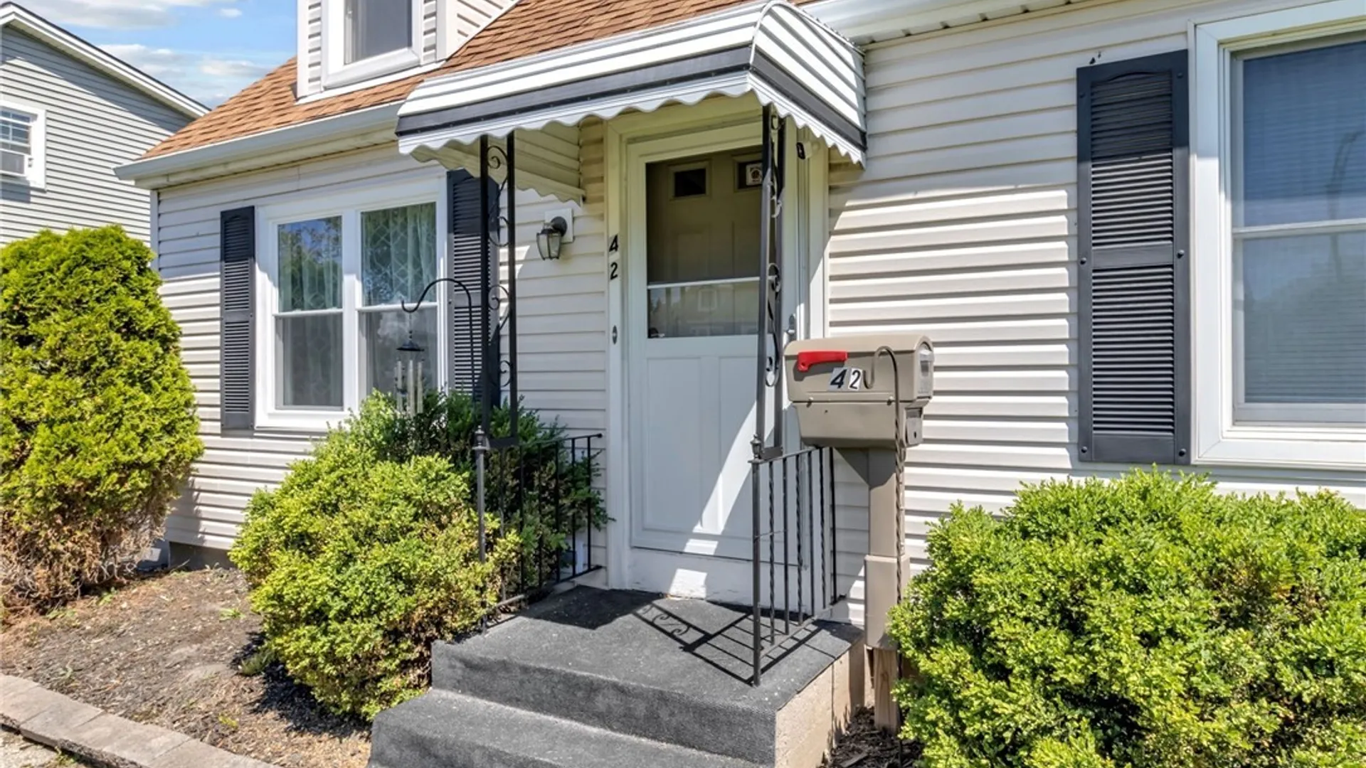 Property at 42 Daniel Avenue, Cheektowaga, NY 14225 4