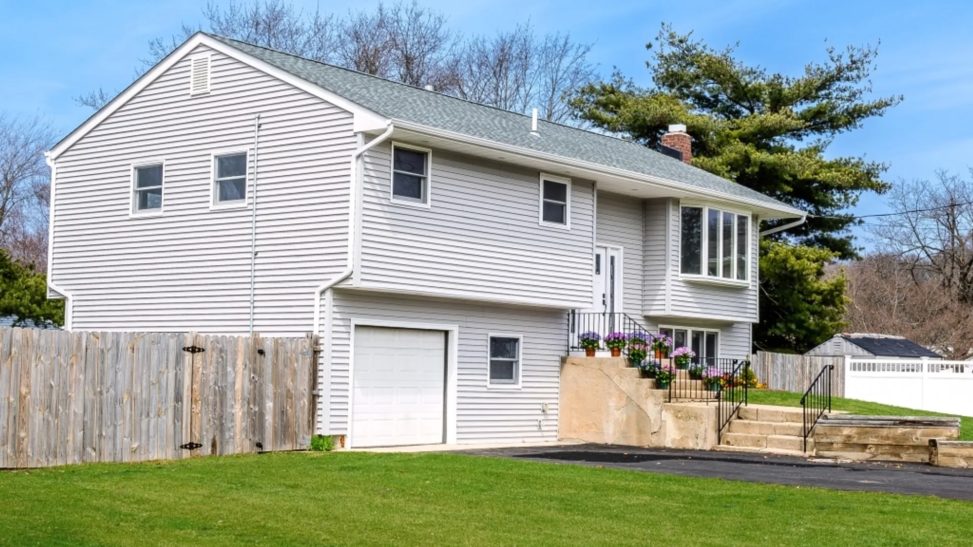 Property at 22 Roslyn Ct, East Patchogue, NY 11772 3