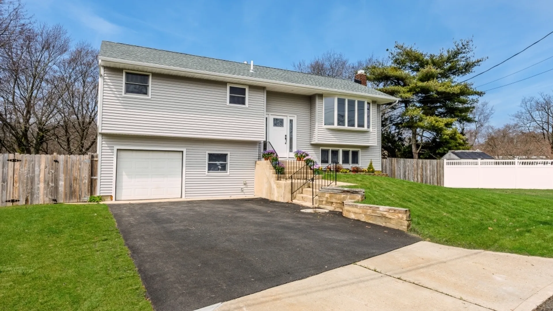 Property at 22 Roslyn Ct, East Patchogue, NY 11772 5