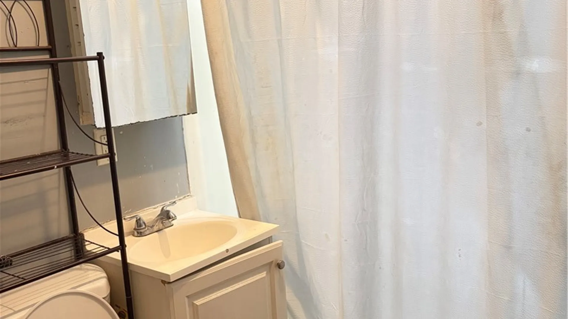 Property at 204 Saint Marks Avenue, Syracuse, NY 13204 15