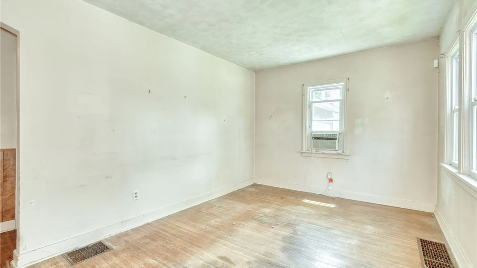 Property at 166 Pleasant Avenue, Irondequoit, NY 14622 14