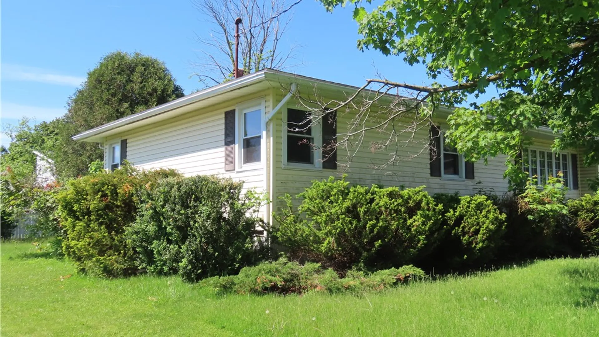 Property at 28 Jarvis Street, Auburn, NY 13021 2