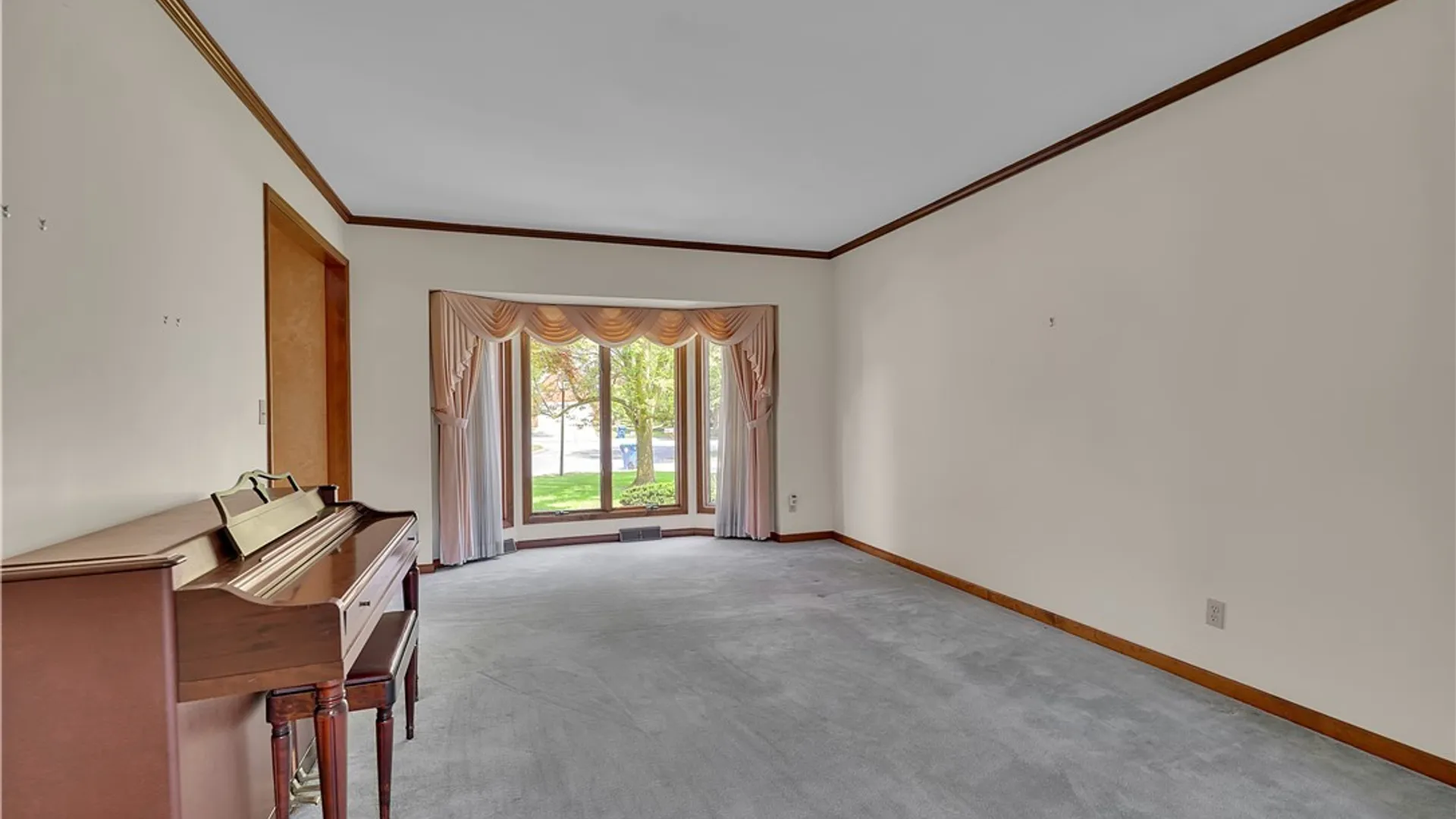 Property at 135 Hunt Club Circle, Amherst, NY 14051 14