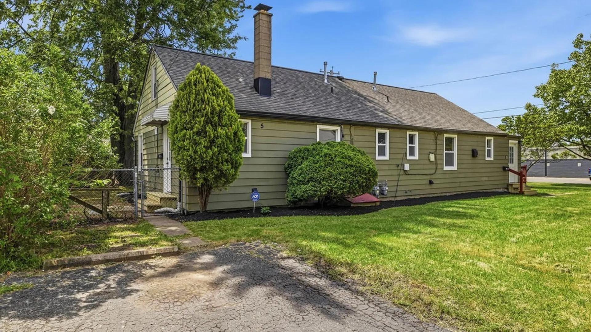 Property at 5 Twain Court, Tonawanda, NY 14150 3