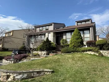 Property at 28 Crest Hollow Ln, Albertson, NY 11507