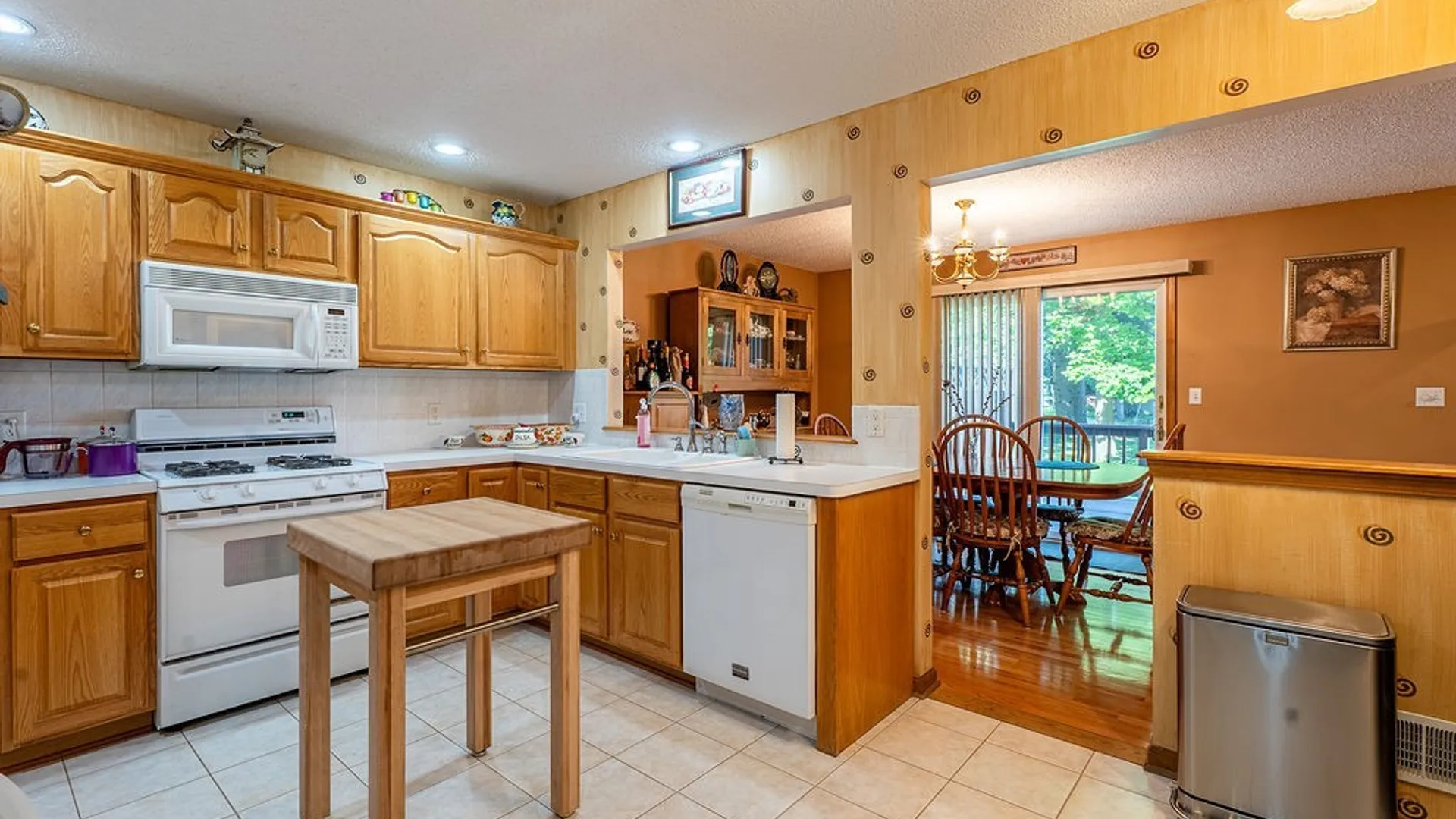Property at 12 Pineview Court, West Seneca, NY 14224 13
