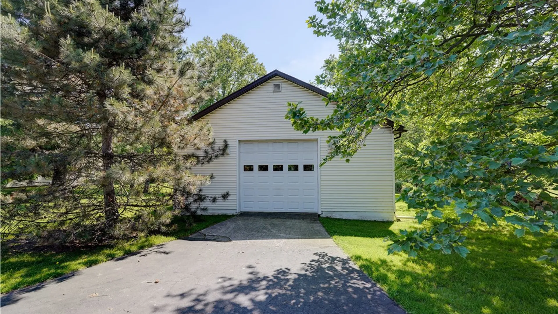 Property at 610 Webster Rd, Webster, NY 14580 17