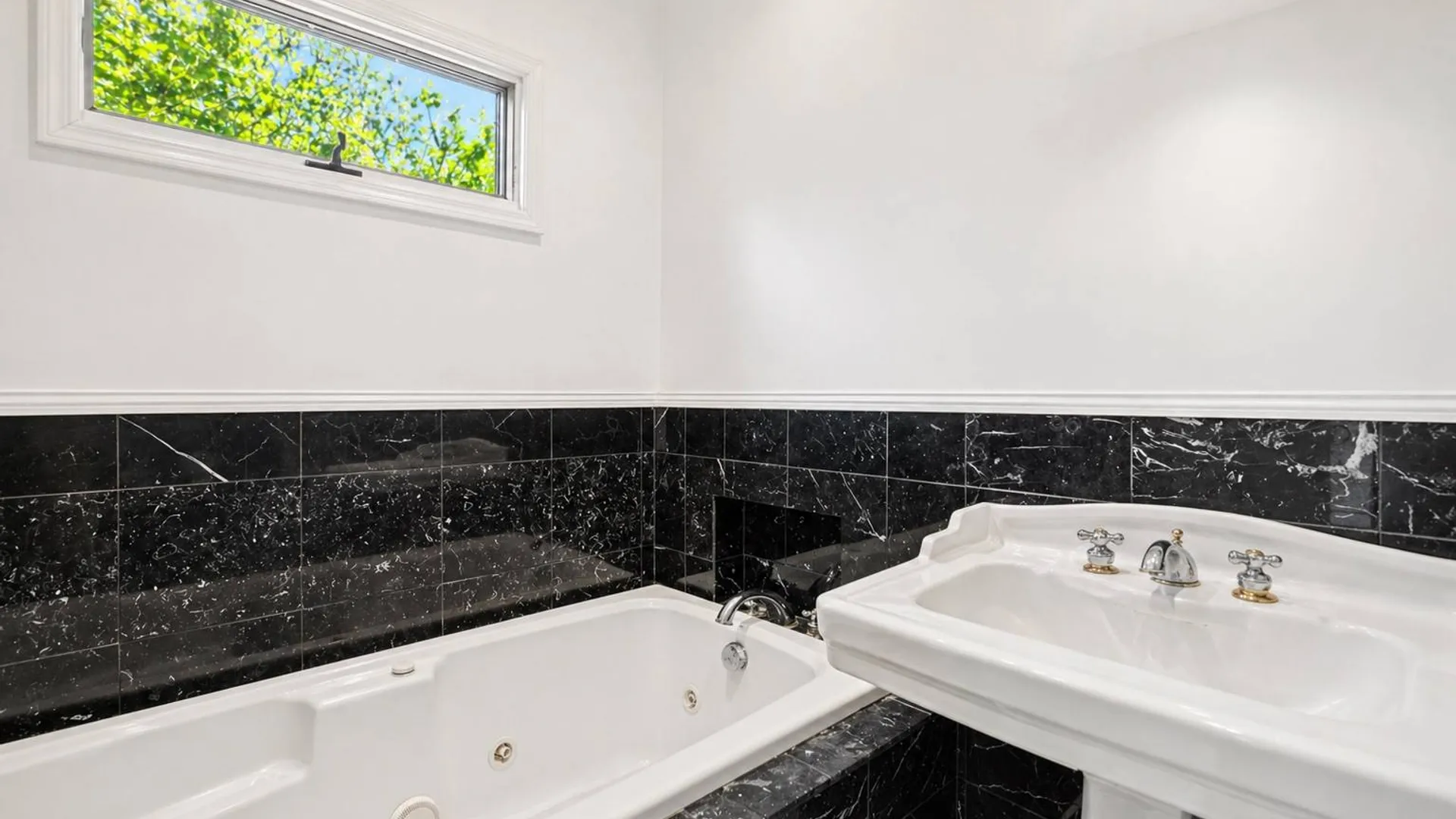 Property at 4 S BREEZE DR, East Hampton, NY 11937 10