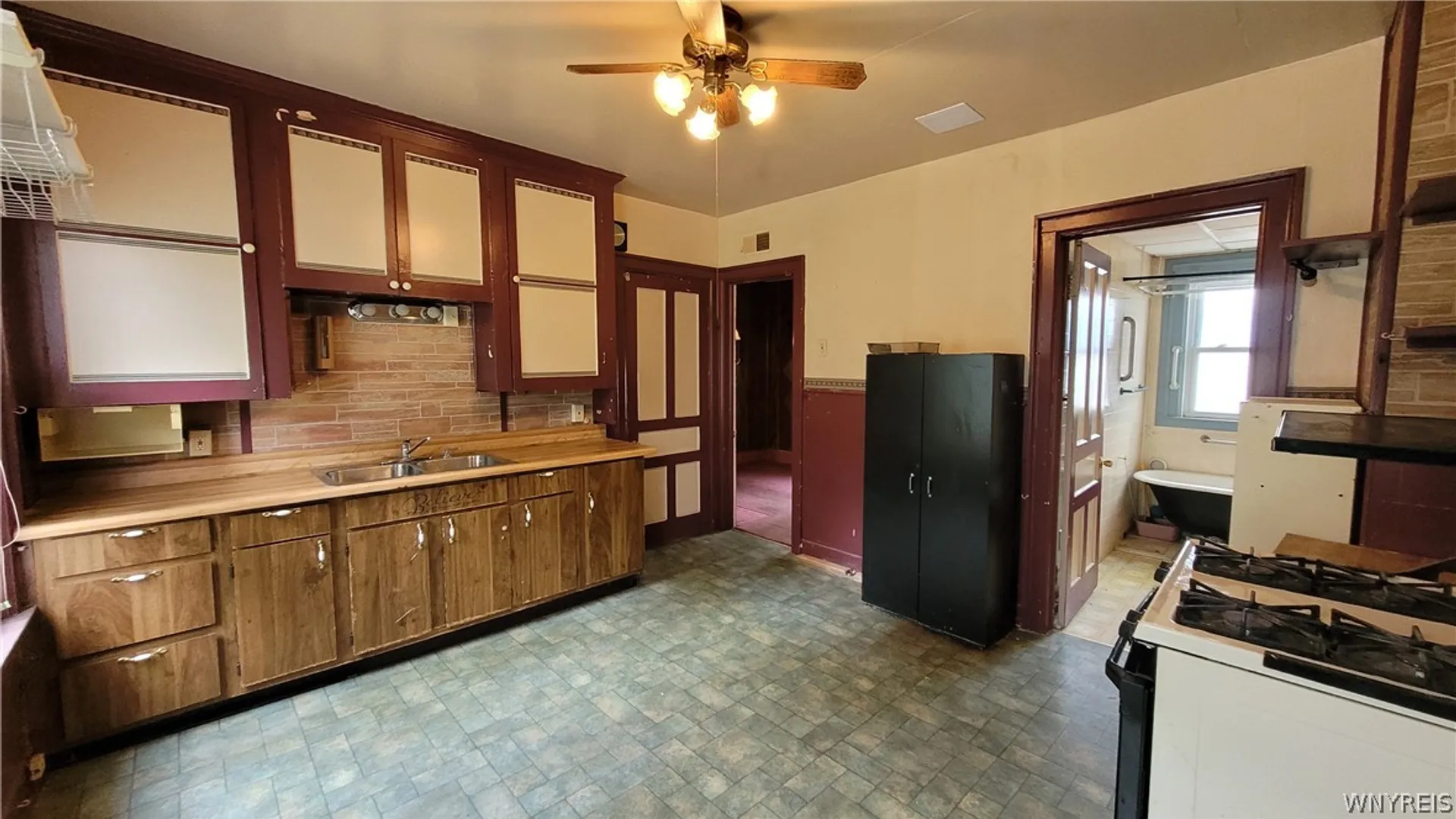 Property at 325 Box Ave (LOWER), Buffalo, NY 14211 6