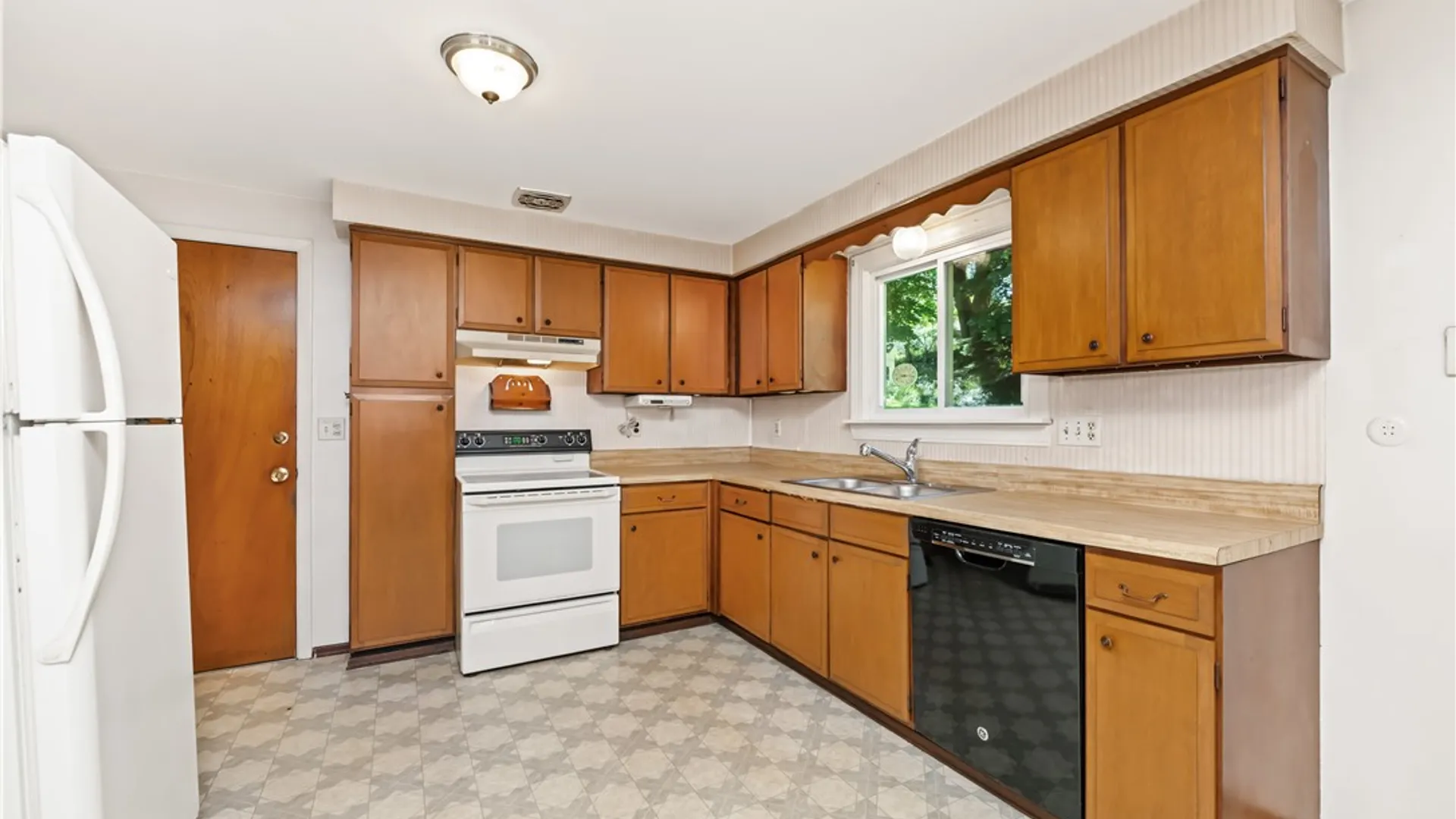 Property at 250 Lake Shore Boulevard Extension, Irondequoit, NY 14617 7