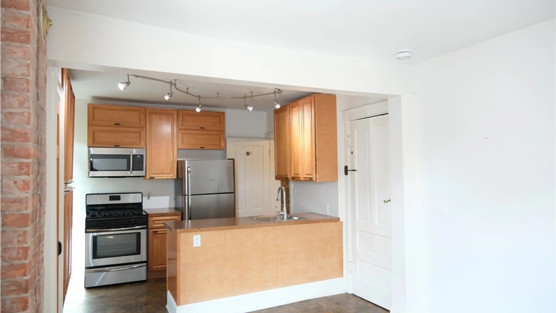Property at 4 Saint Johns Place, Buffalo, NY 14201 5