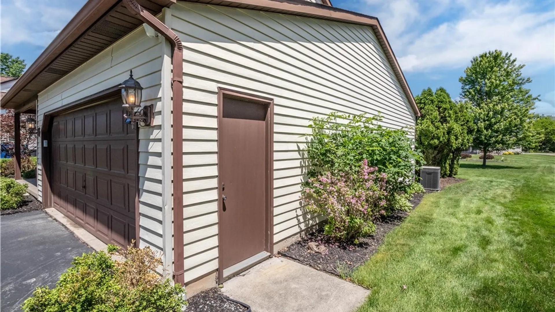 Property at 402 Glen Oak Dr, Amherst, NY 14051 4