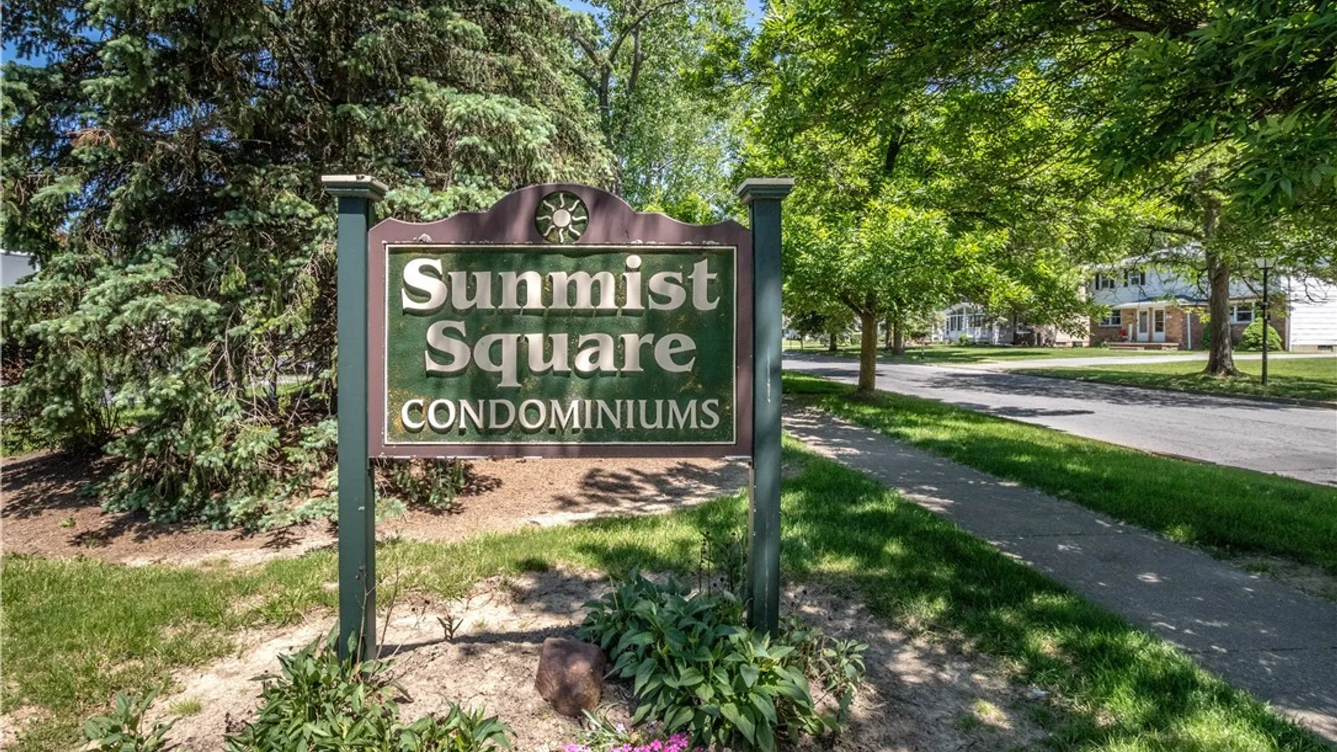 Property at 12 Sunmist Sq, Amherst, NY 14228 2