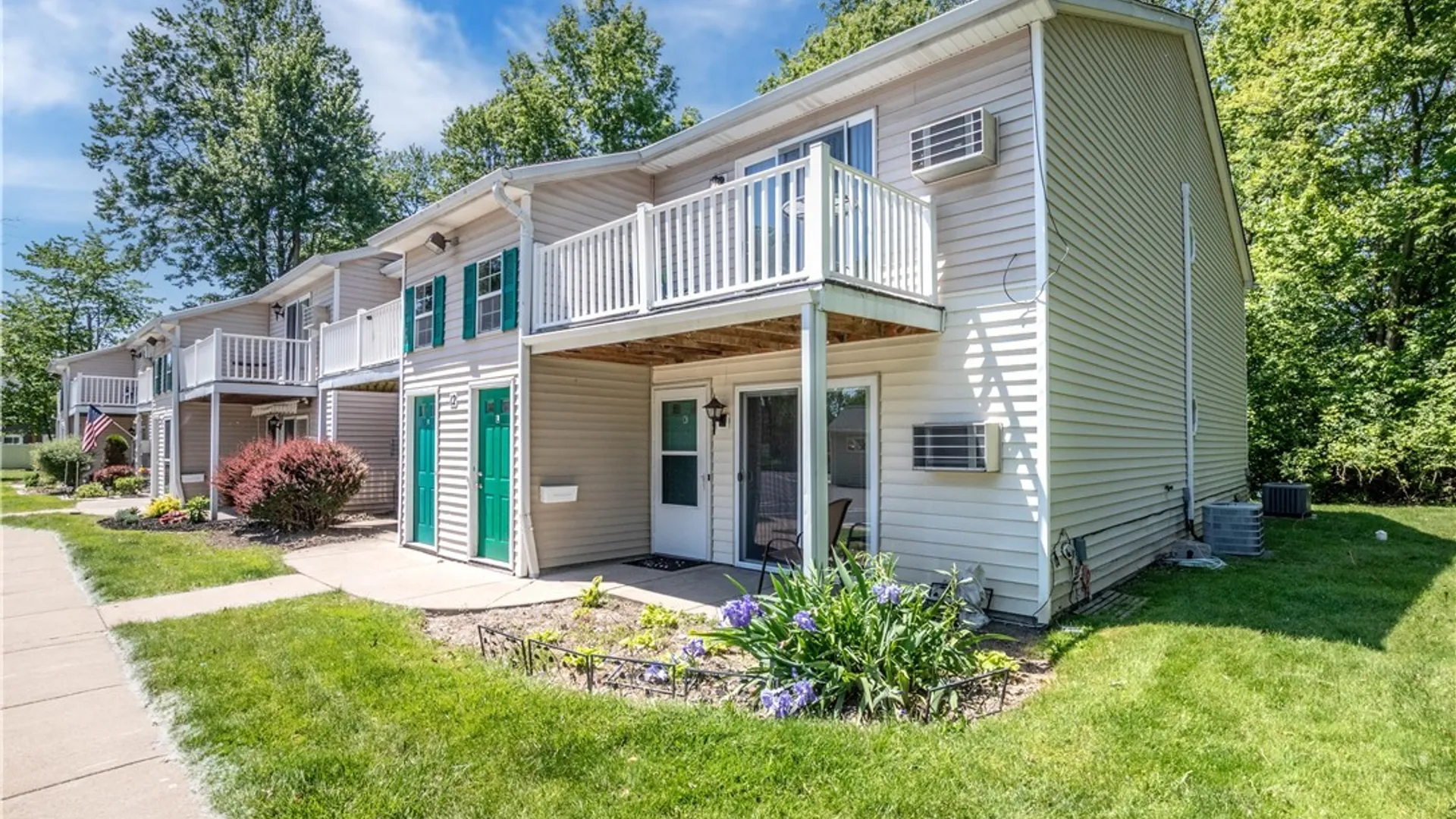 Property at 12 Sunmist Sq, Amherst, NY 14228 32