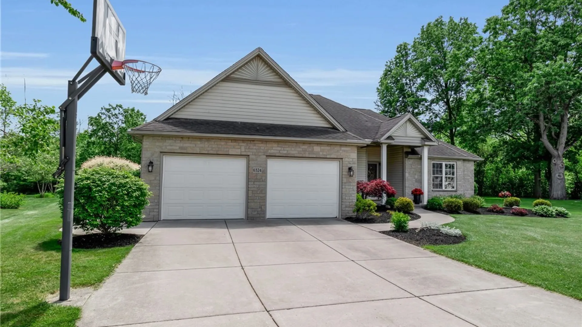 Property at 6324 Heritage Point, Lockport Town, NY 14094 3