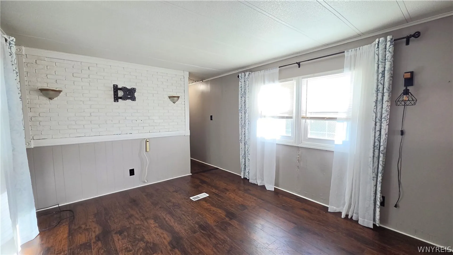 Property at 185 Laurelwood Ave, Lockport Town, NY 14094 3