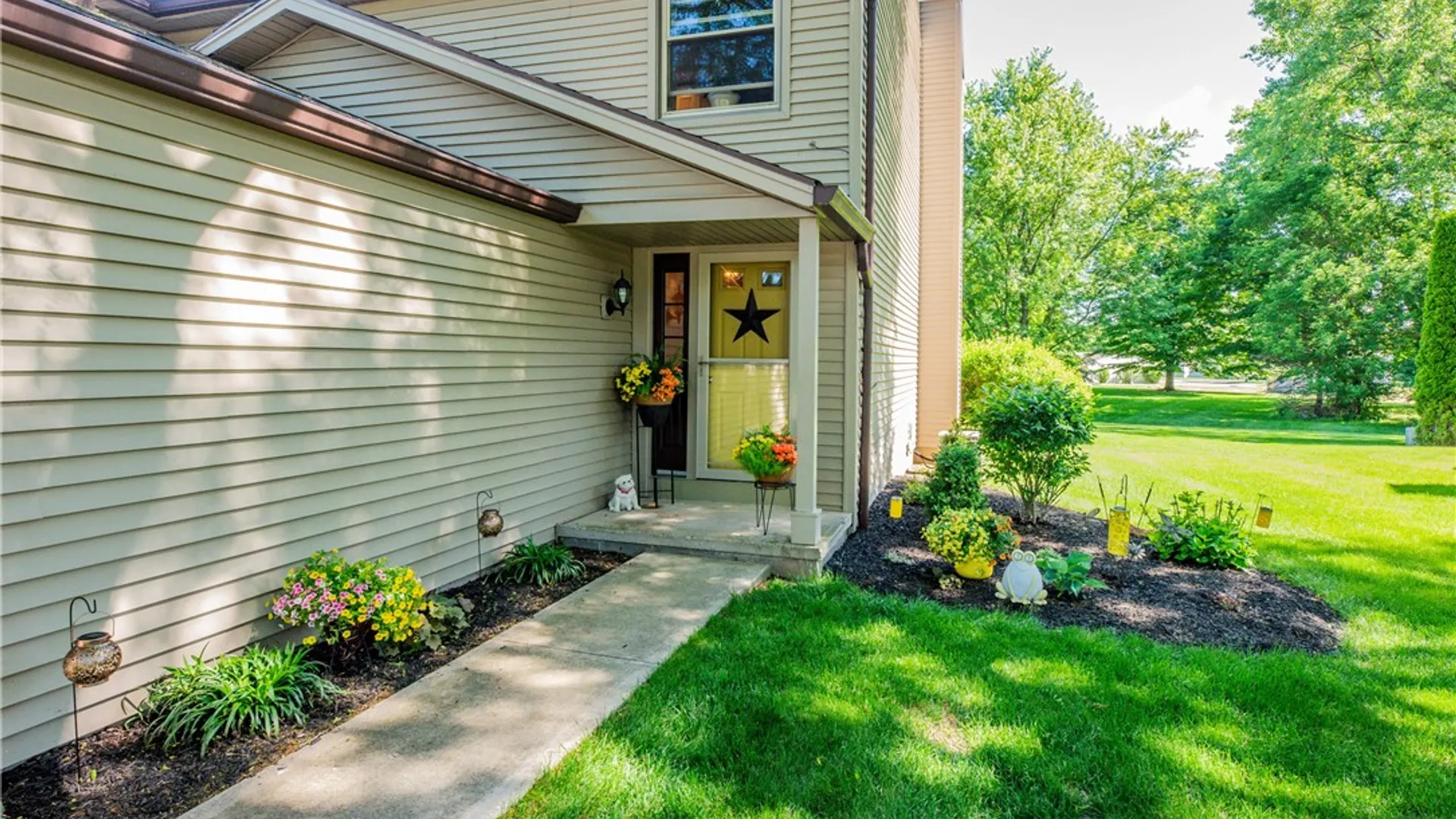 Property at 16 Devonshire Circle, Penfield, NY 14526 2