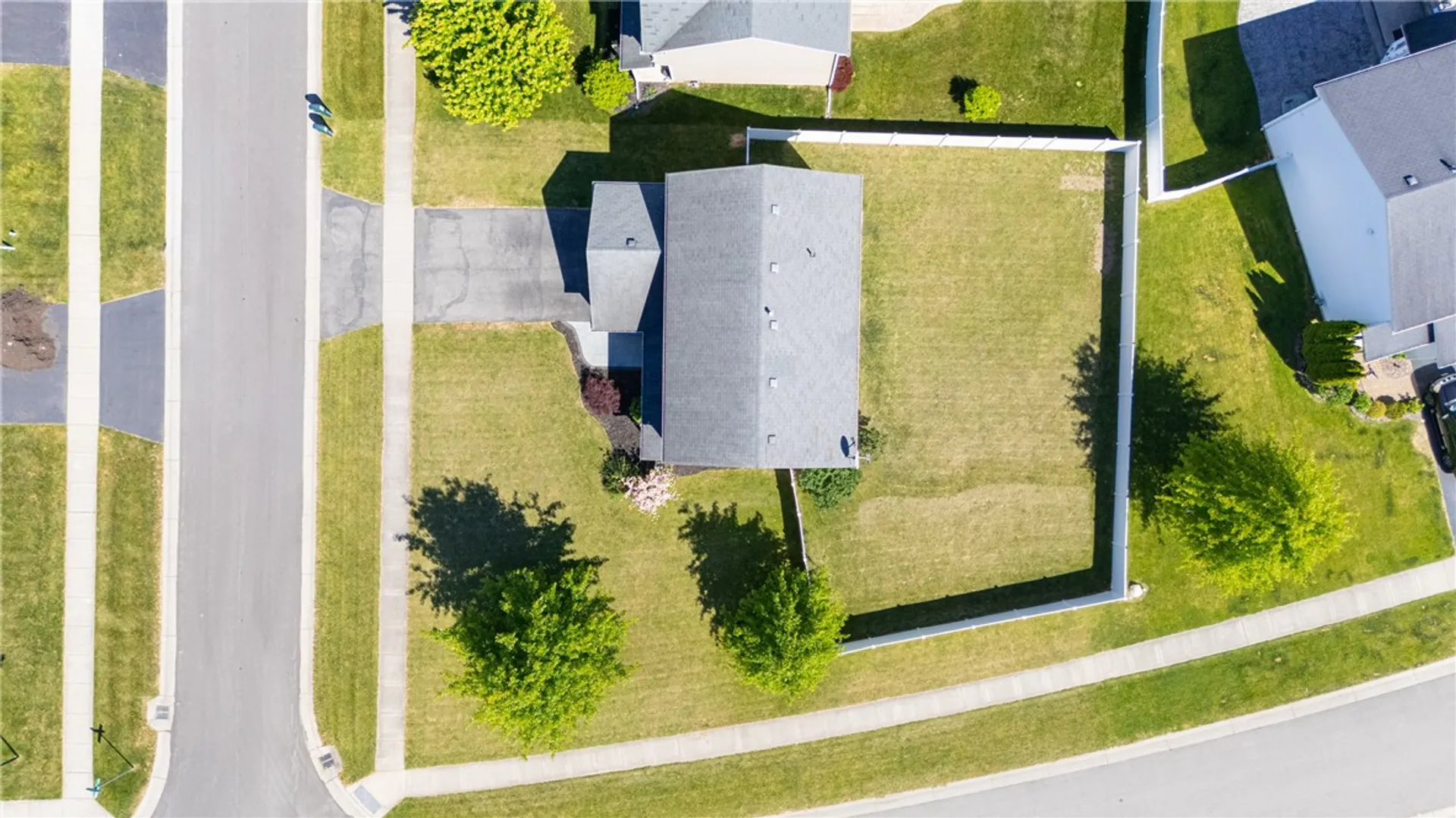 Property at 5 Brentford Lane, Greece, NY 14612 35