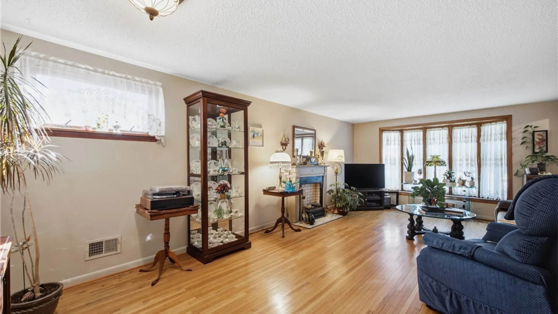 Property at 814 George Urban Boulevard, Cheektowaga, NY 14225 6