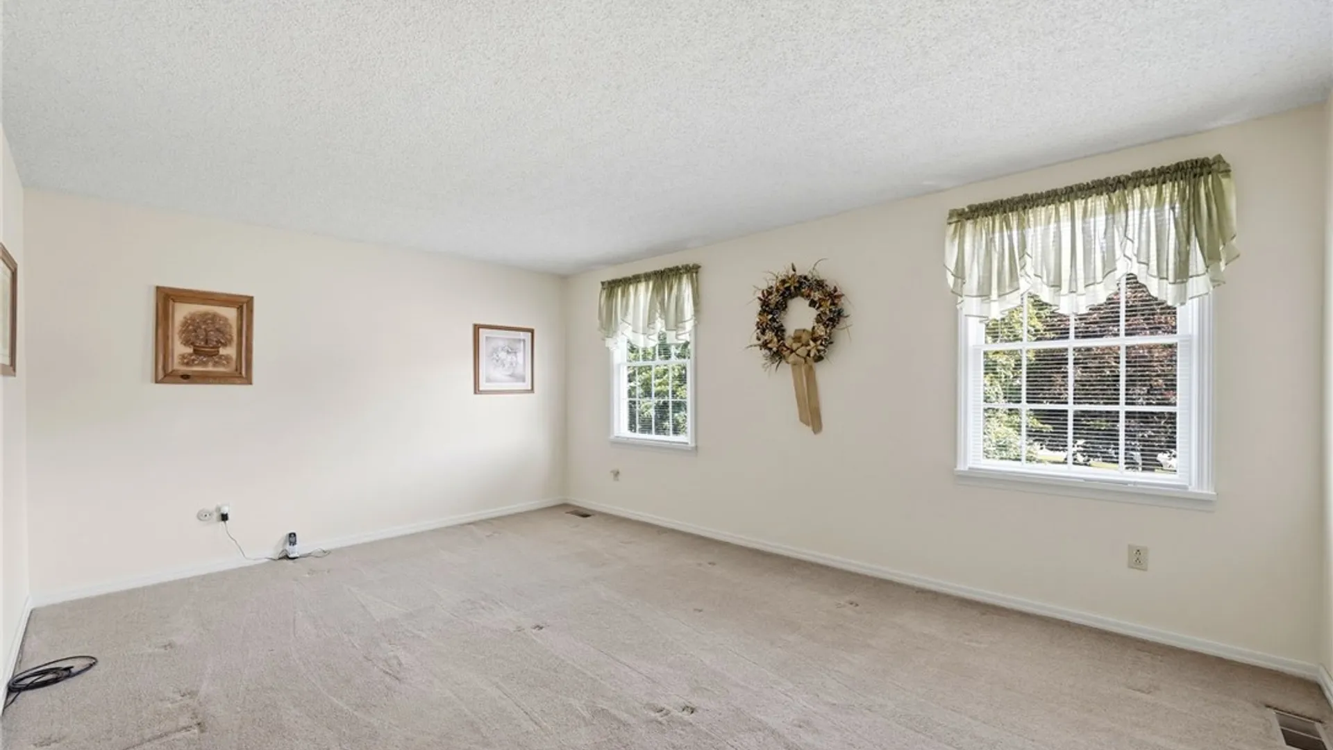 Property at 173 Roycroft Dr, West Seneca, NY 14224 24