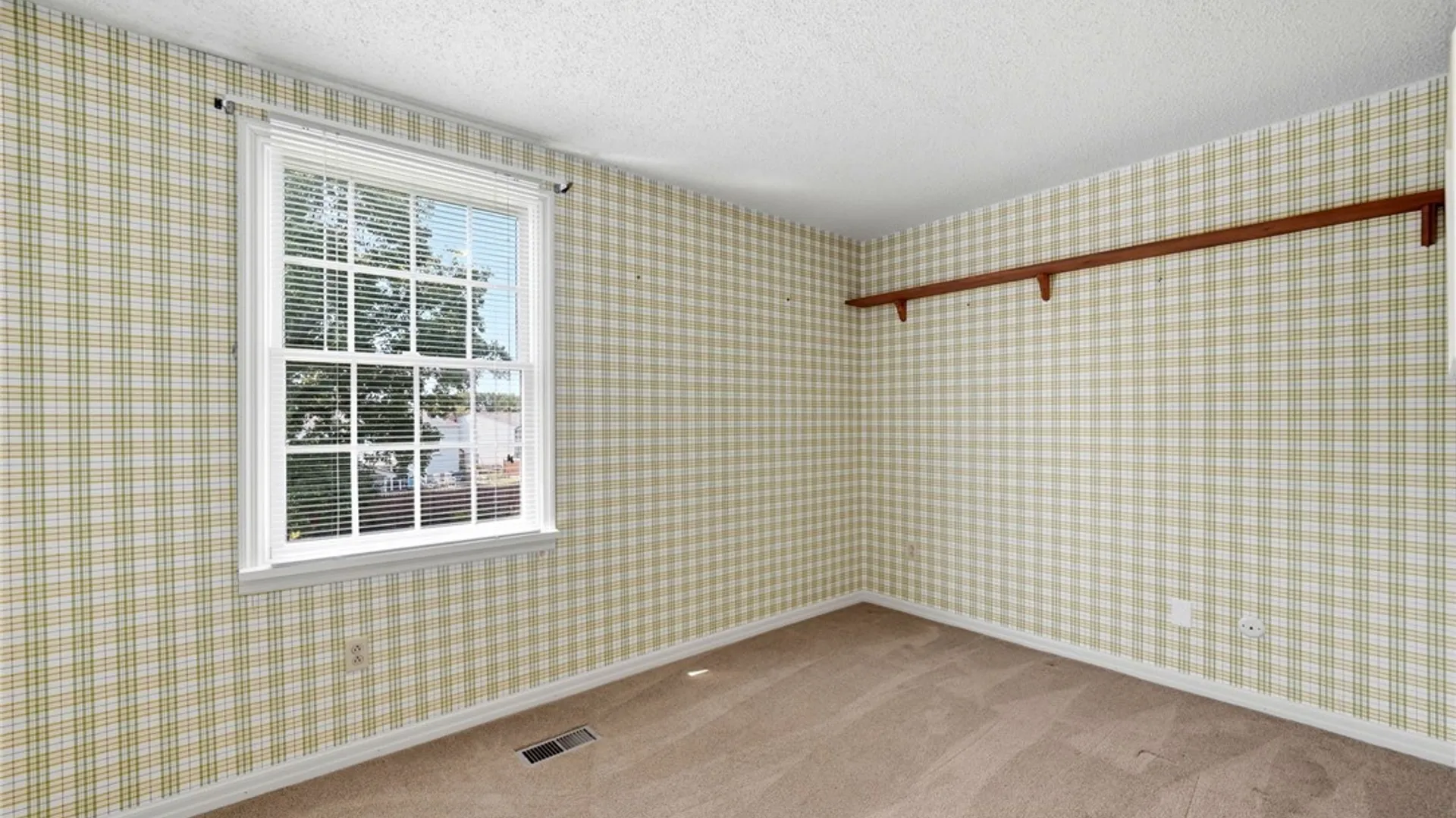 Property at 173 Roycroft Dr, West Seneca, NY 14224 28