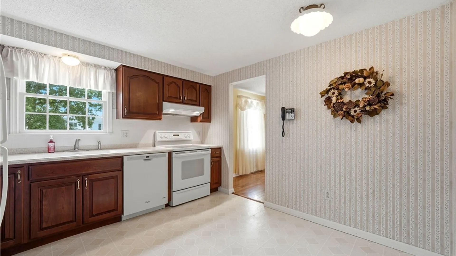 Property at 173 Roycroft Dr, West Seneca, NY 14224 5