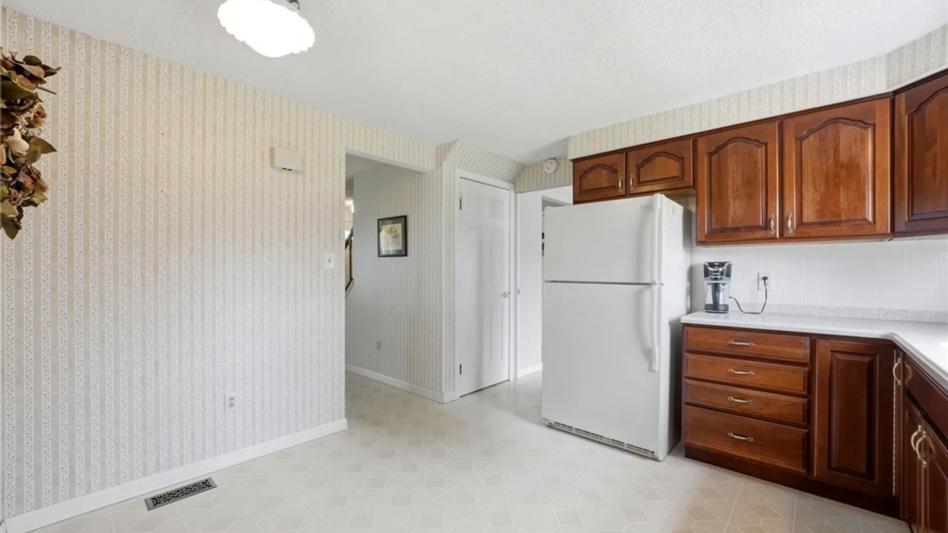 Property at 173 Roycroft Dr, West Seneca, NY 14224 7