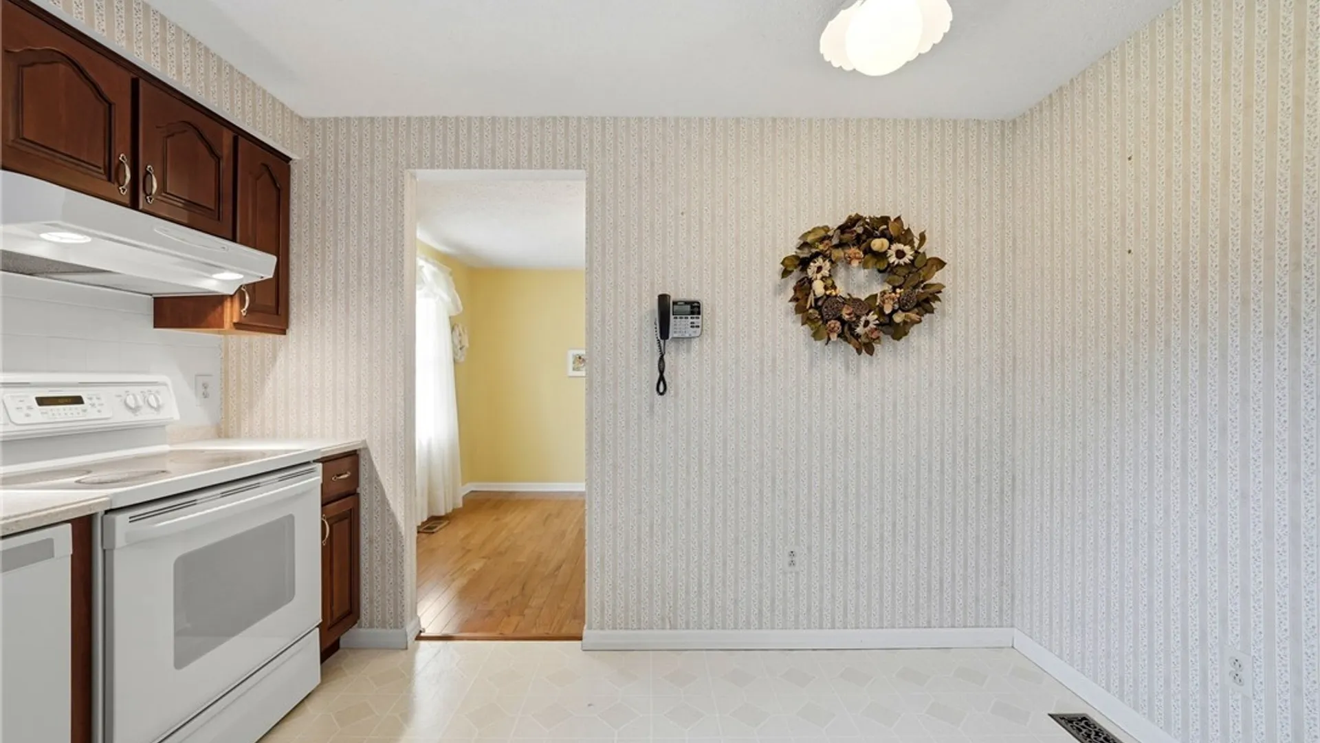 Property at 173 Roycroft Dr, West Seneca, NY 14224 9
