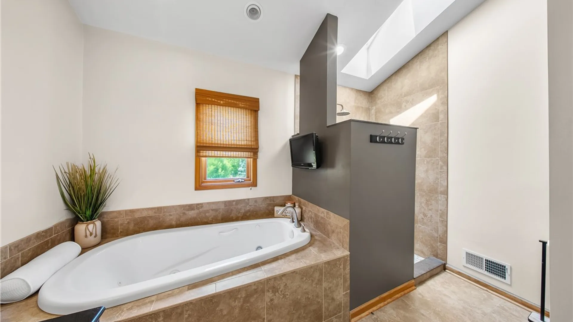 Property at 25 Country Wood Lndg, Greece, NY 14626 32